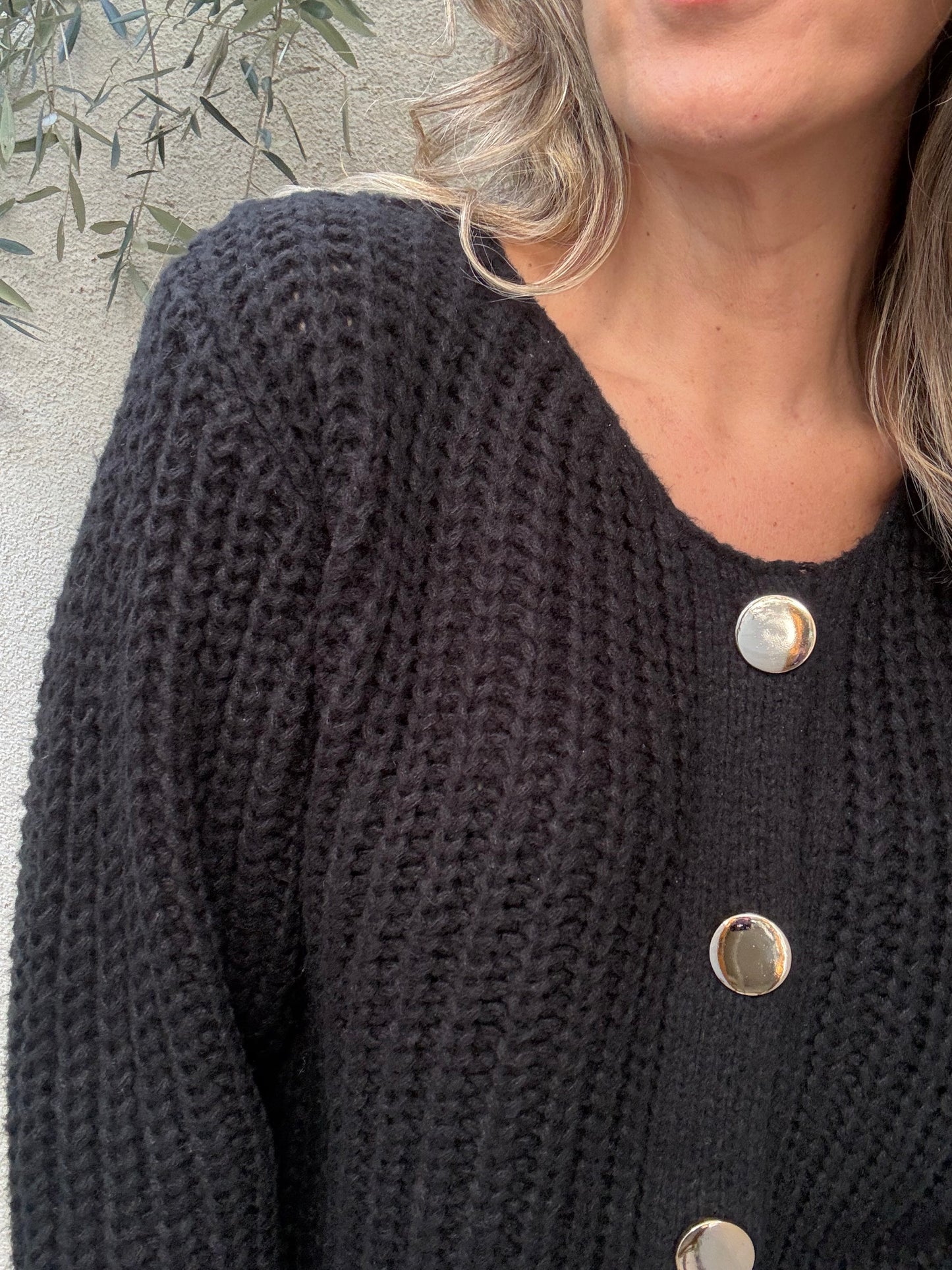 Sweater negro botón dorado
