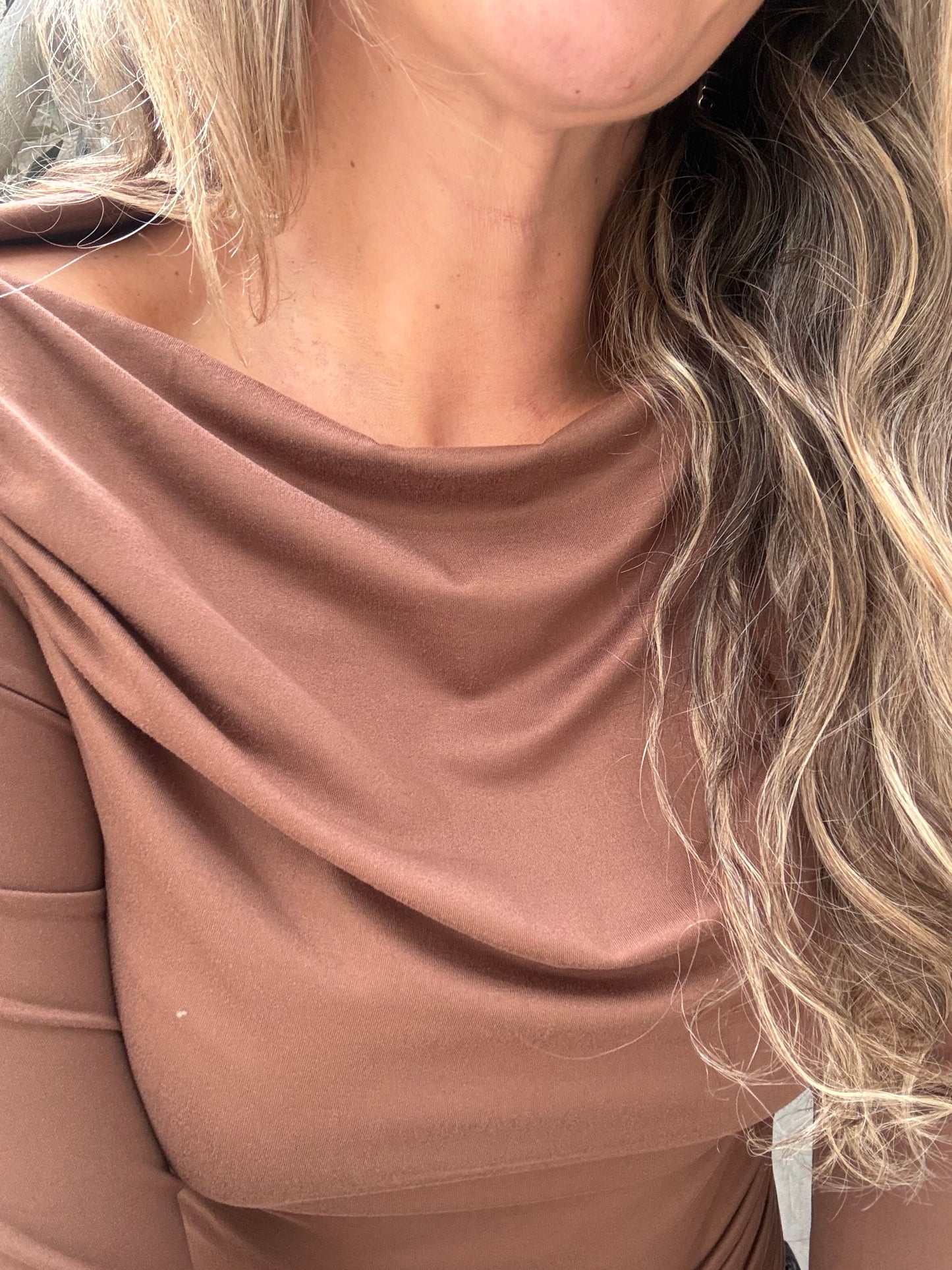 Polera drapeada café