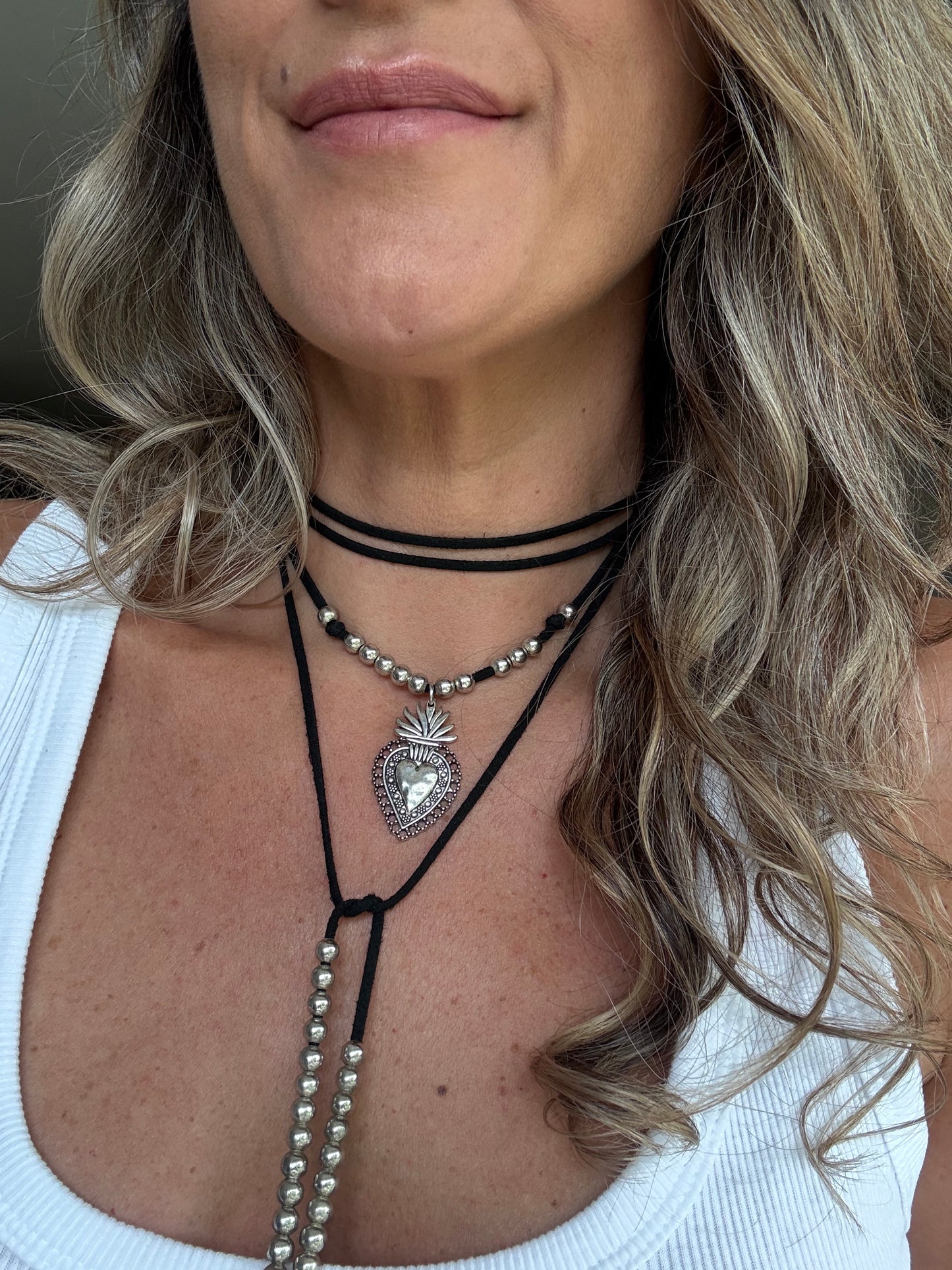 Collar gamuza sagrado