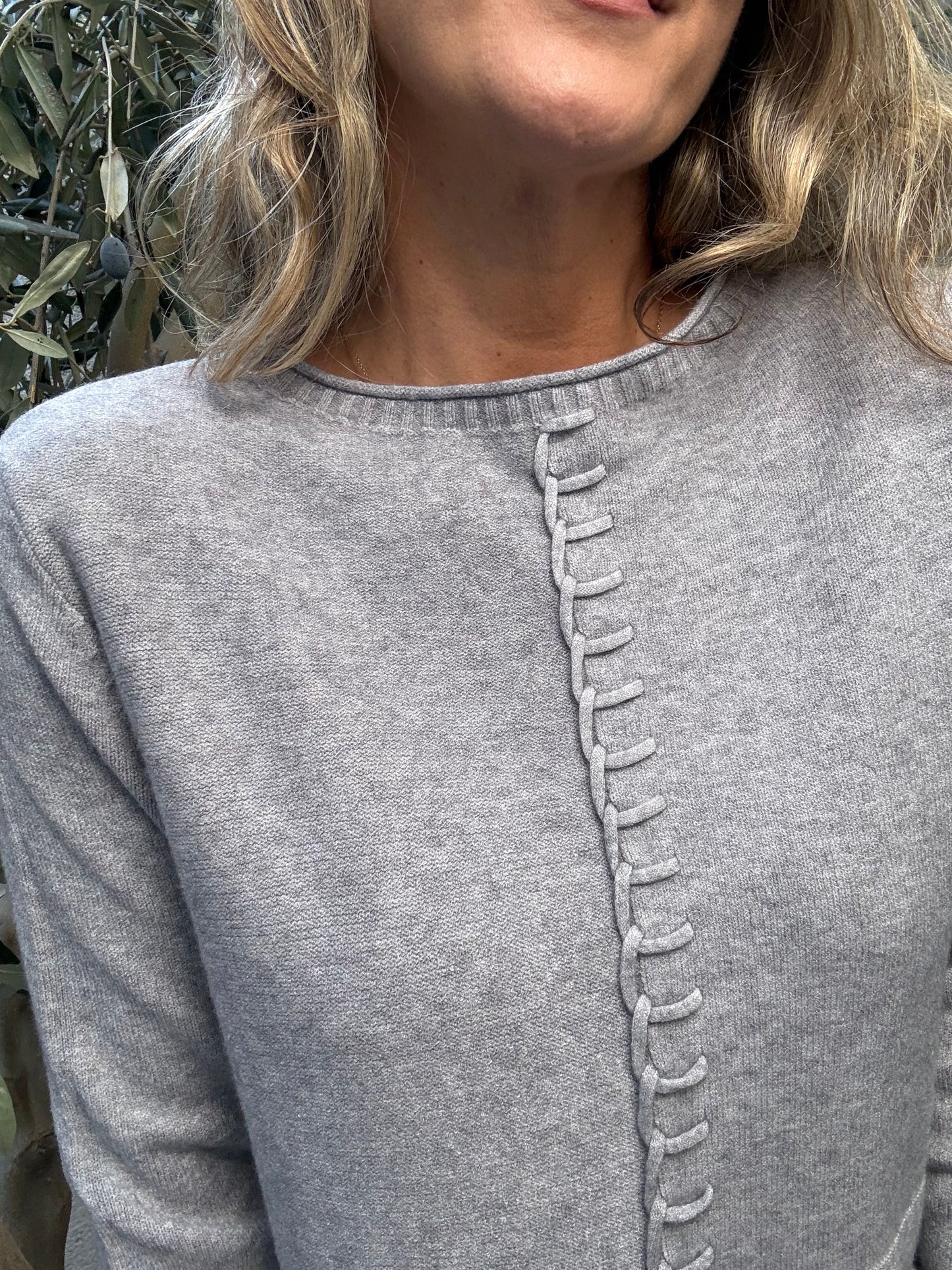 Sweater básico ribete gris