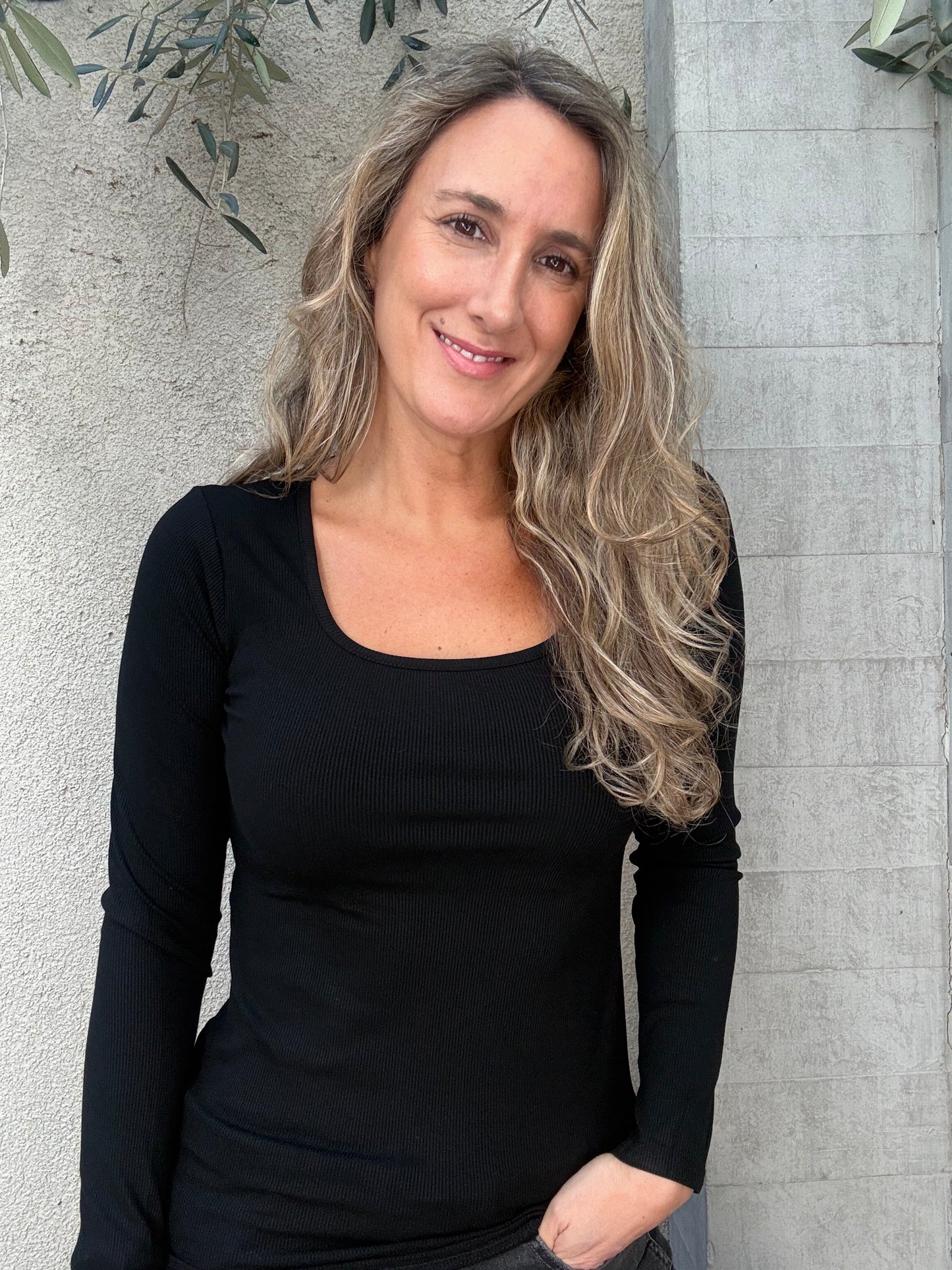 Polera básica acanalada negra