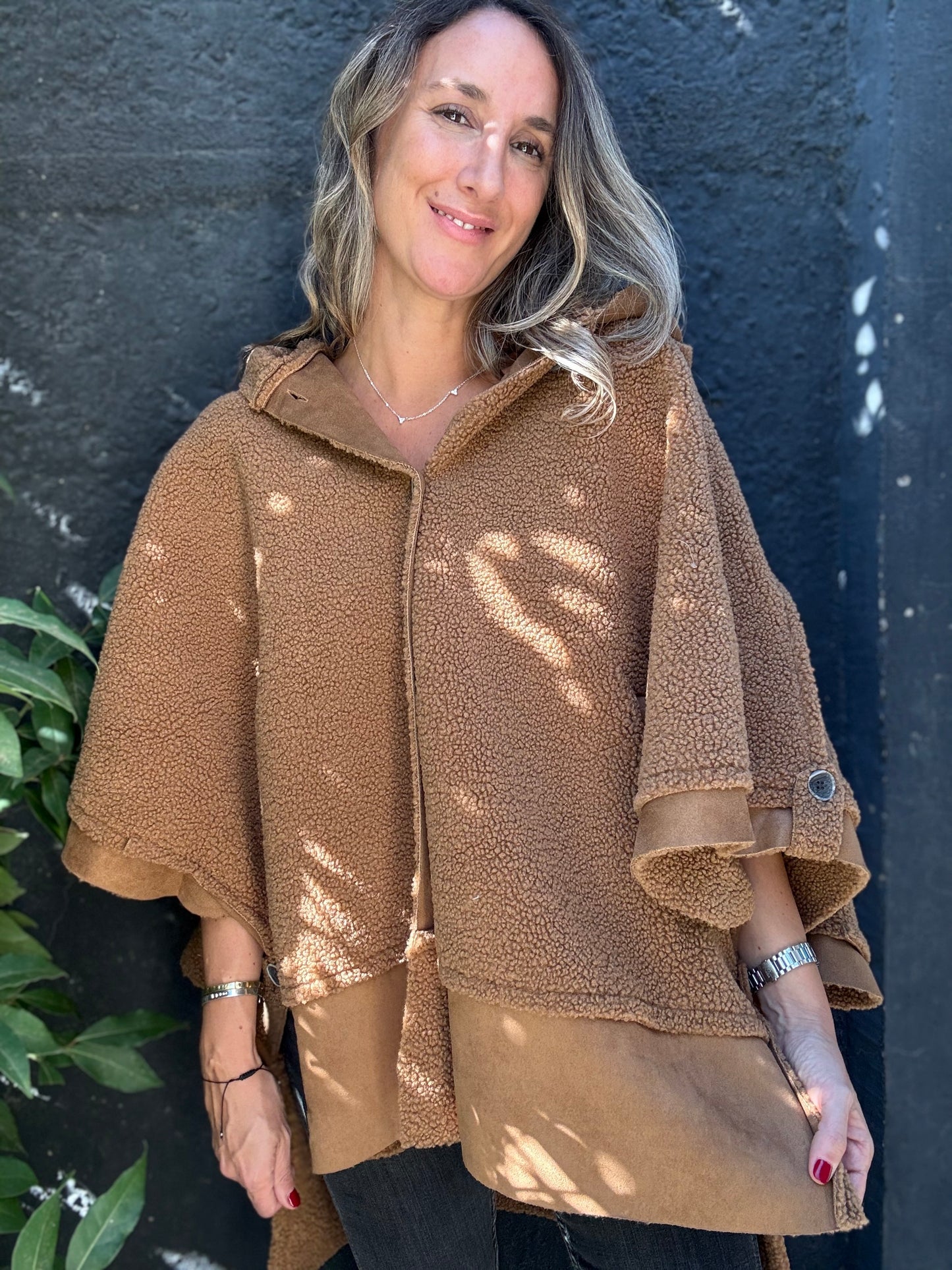 Poncho corderito camel