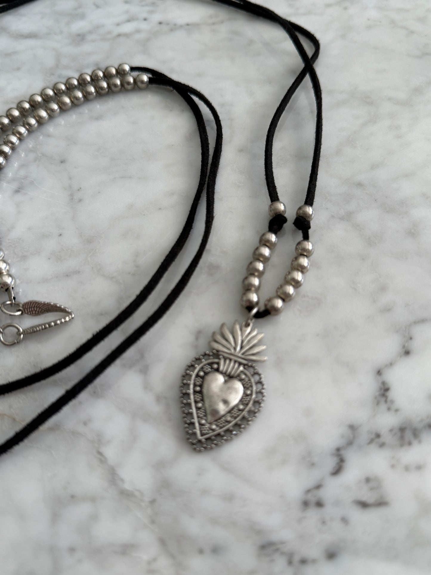 Collar gamuza sagrado