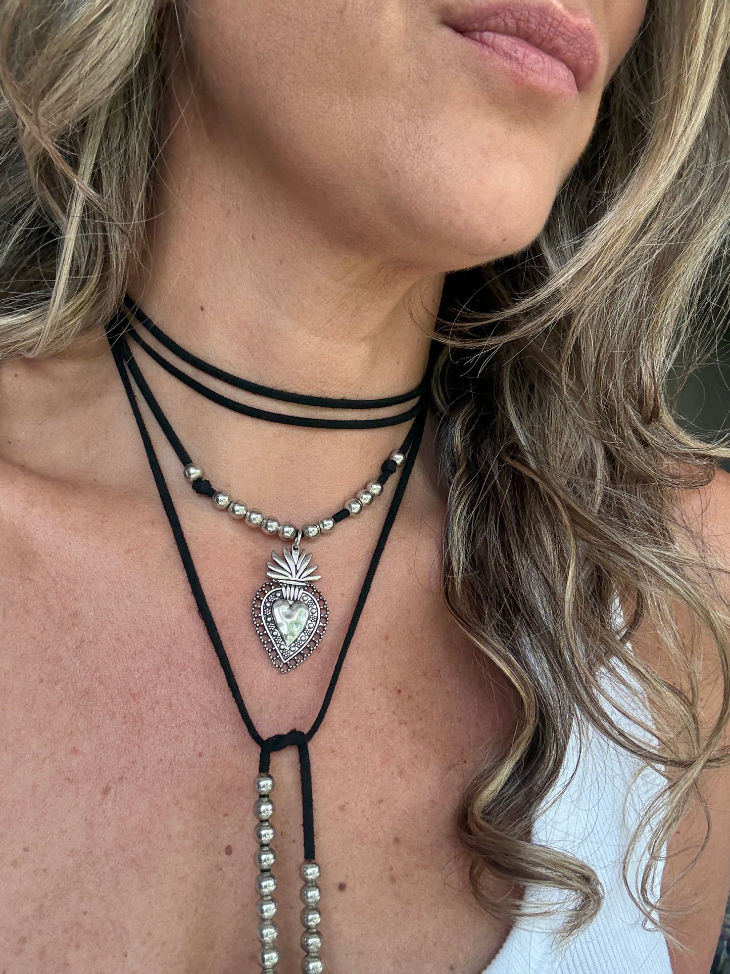 Collar gamuza sagrado