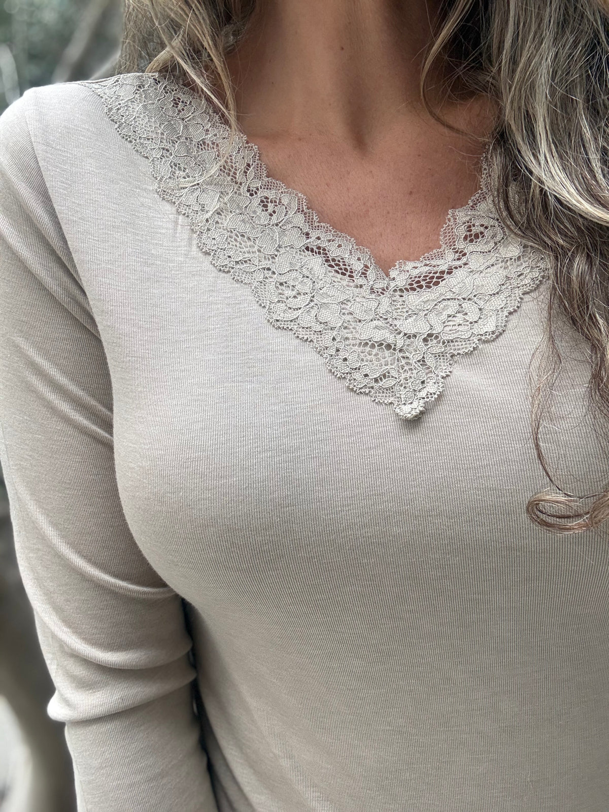 Polera encaje beige