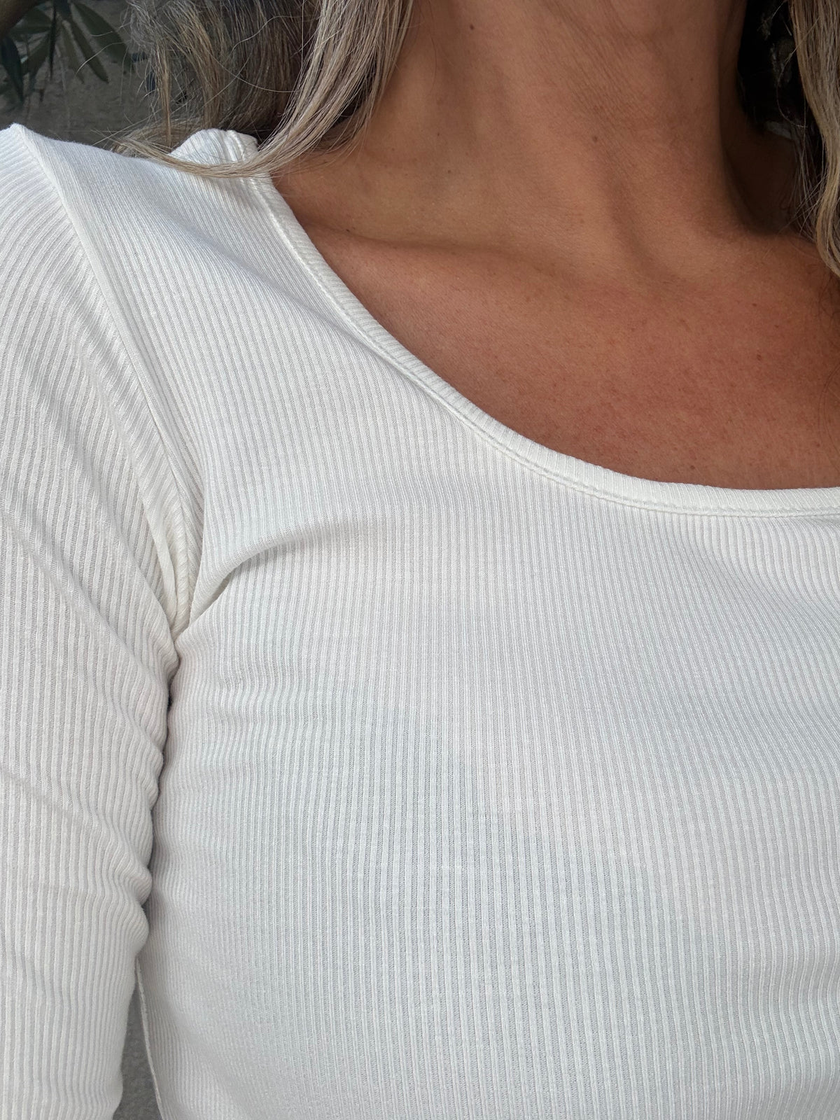 Polera básica acanalada blanca