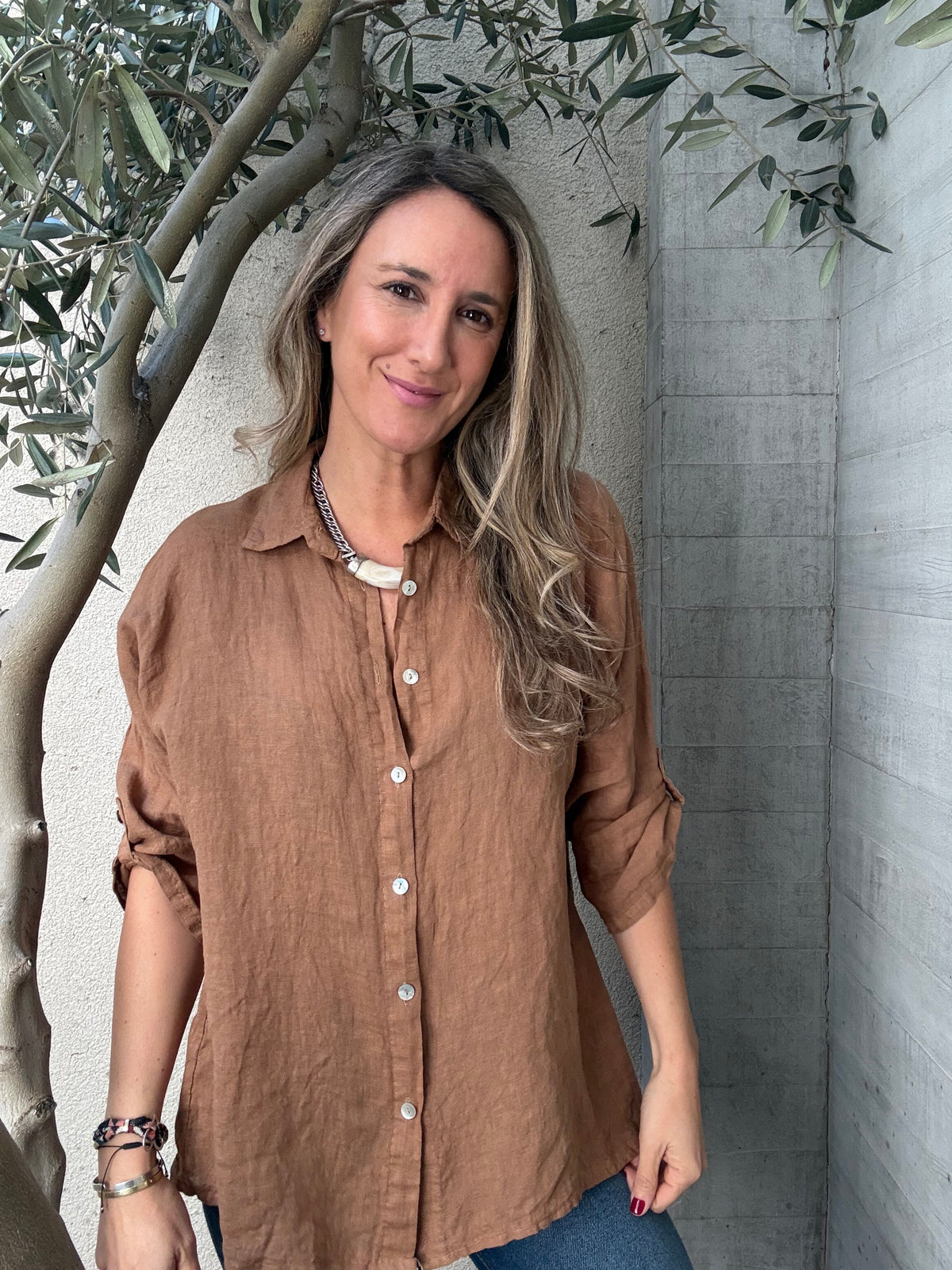 Blusa clásica 100% lino café