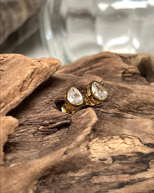 Descubre cómo cuidar y mantener tus joyas Andaluza en perfecto estado. Con simples consejos podrás proteger aros, collares y pulseras para que brillen como el primer día.