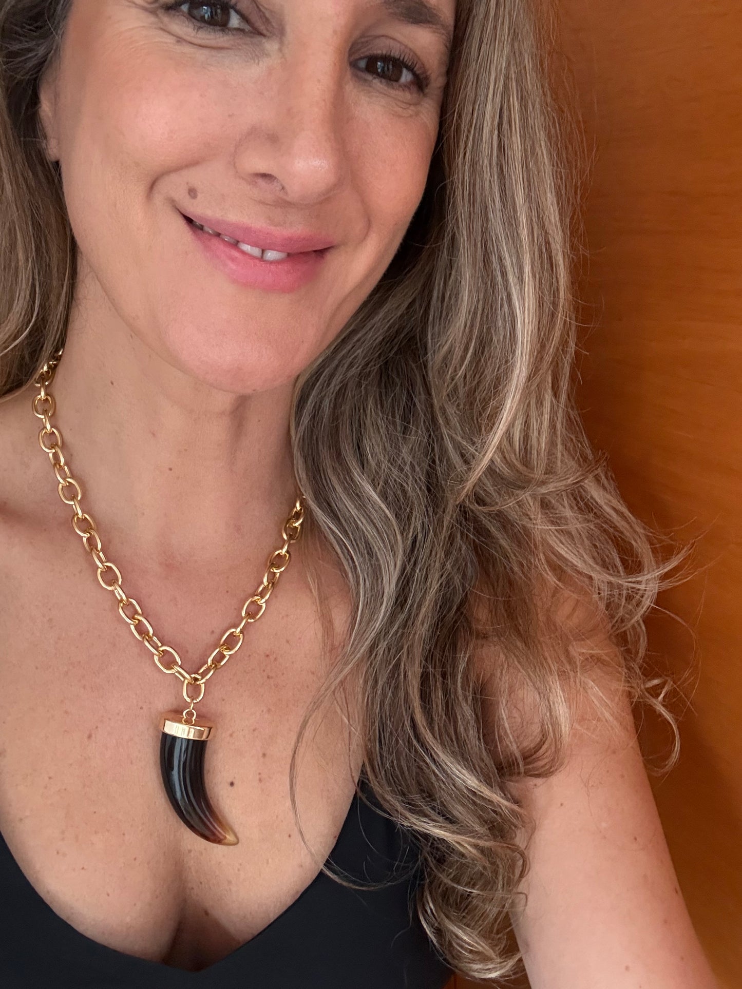 Collar cacho café