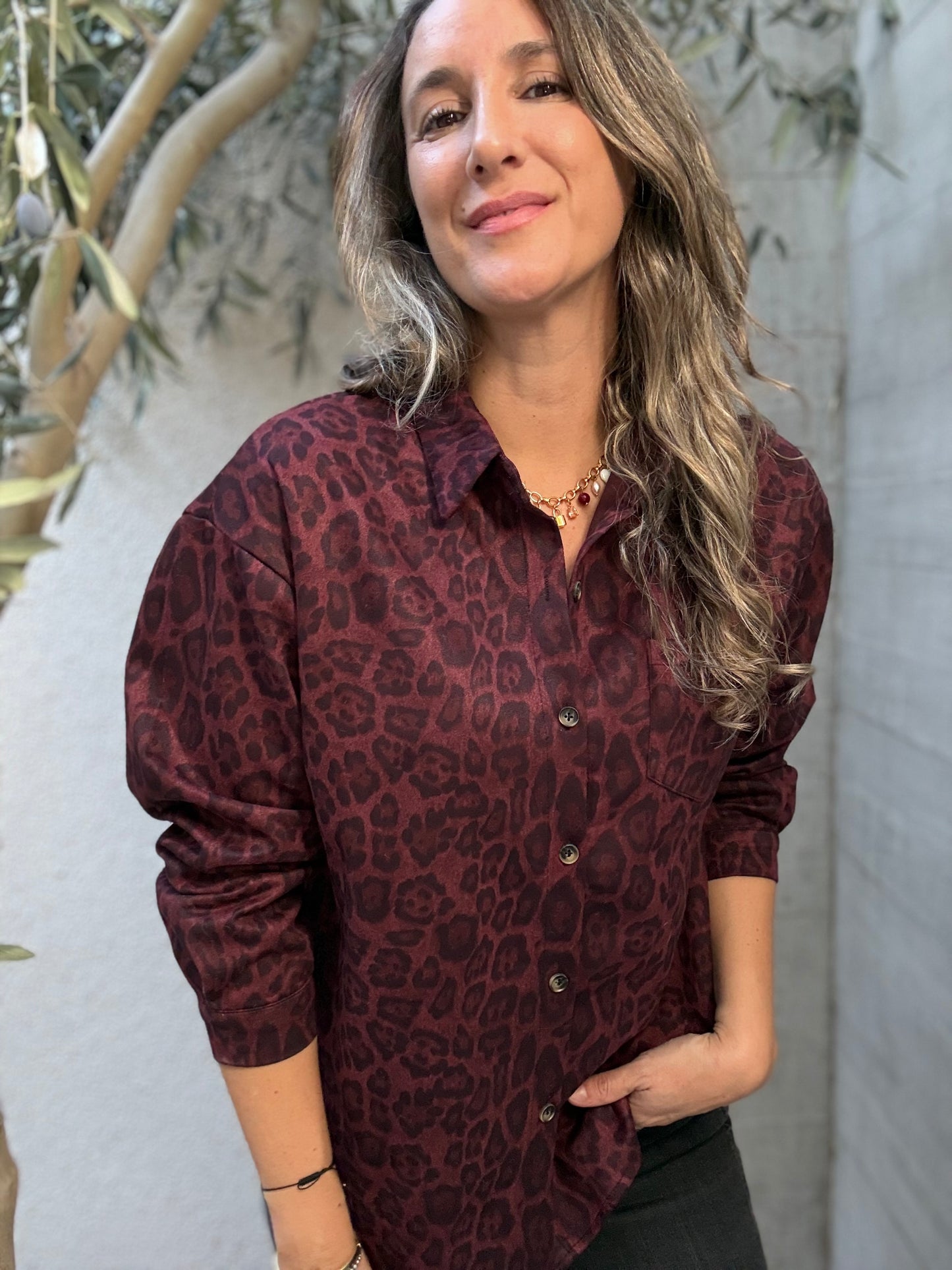 Blusa suede print burdeo