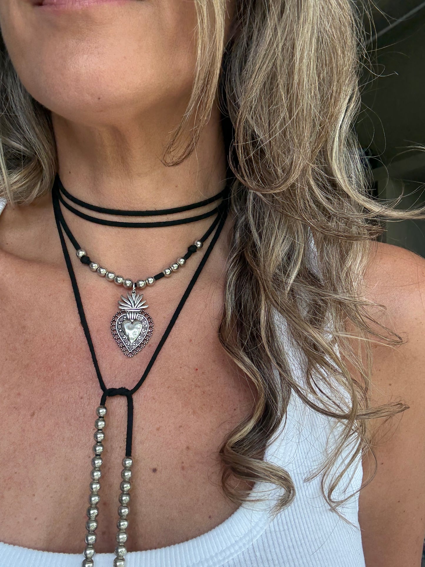 Collar gamuza sagrado