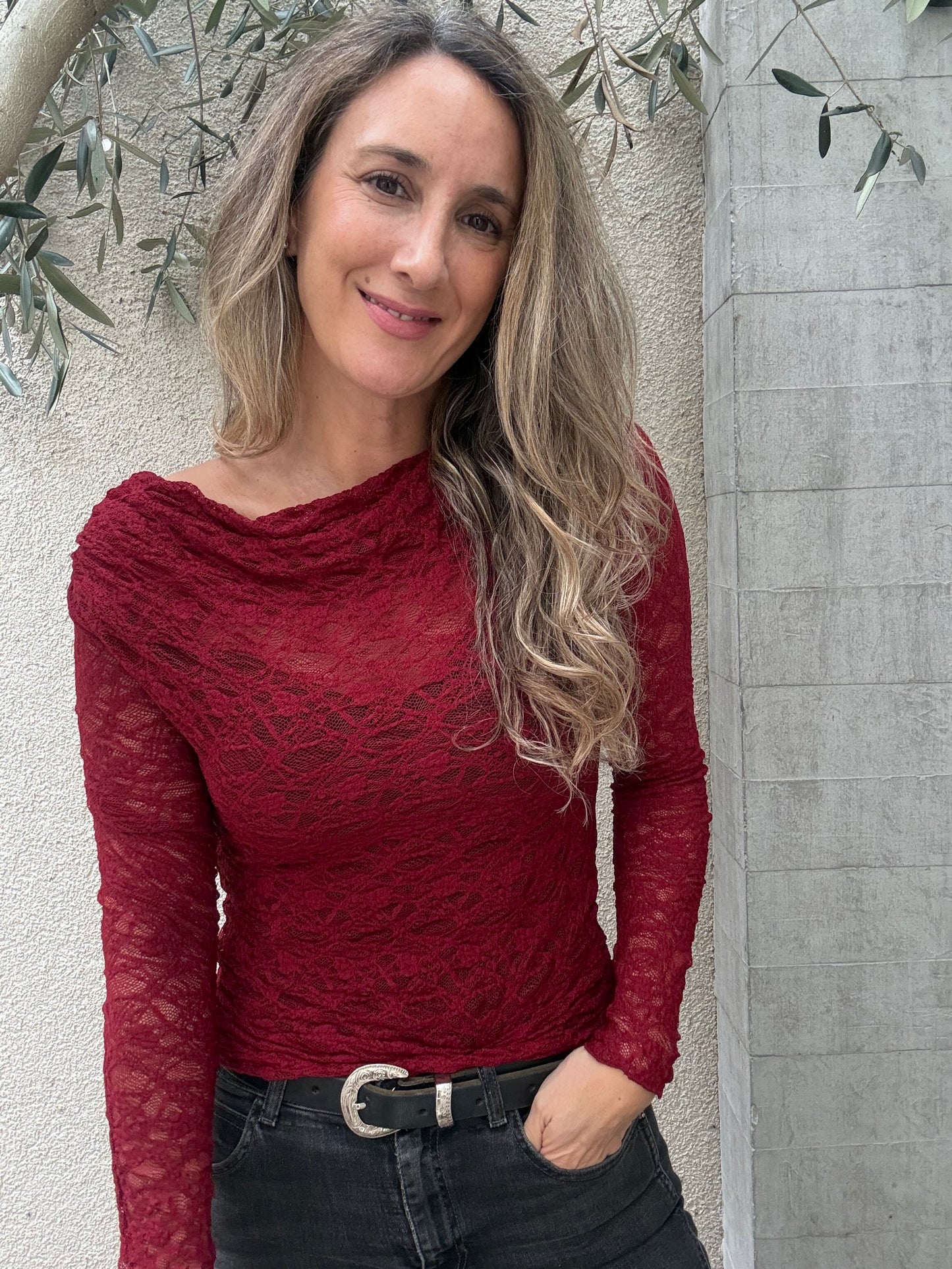 Polera encaje hombro burdeo