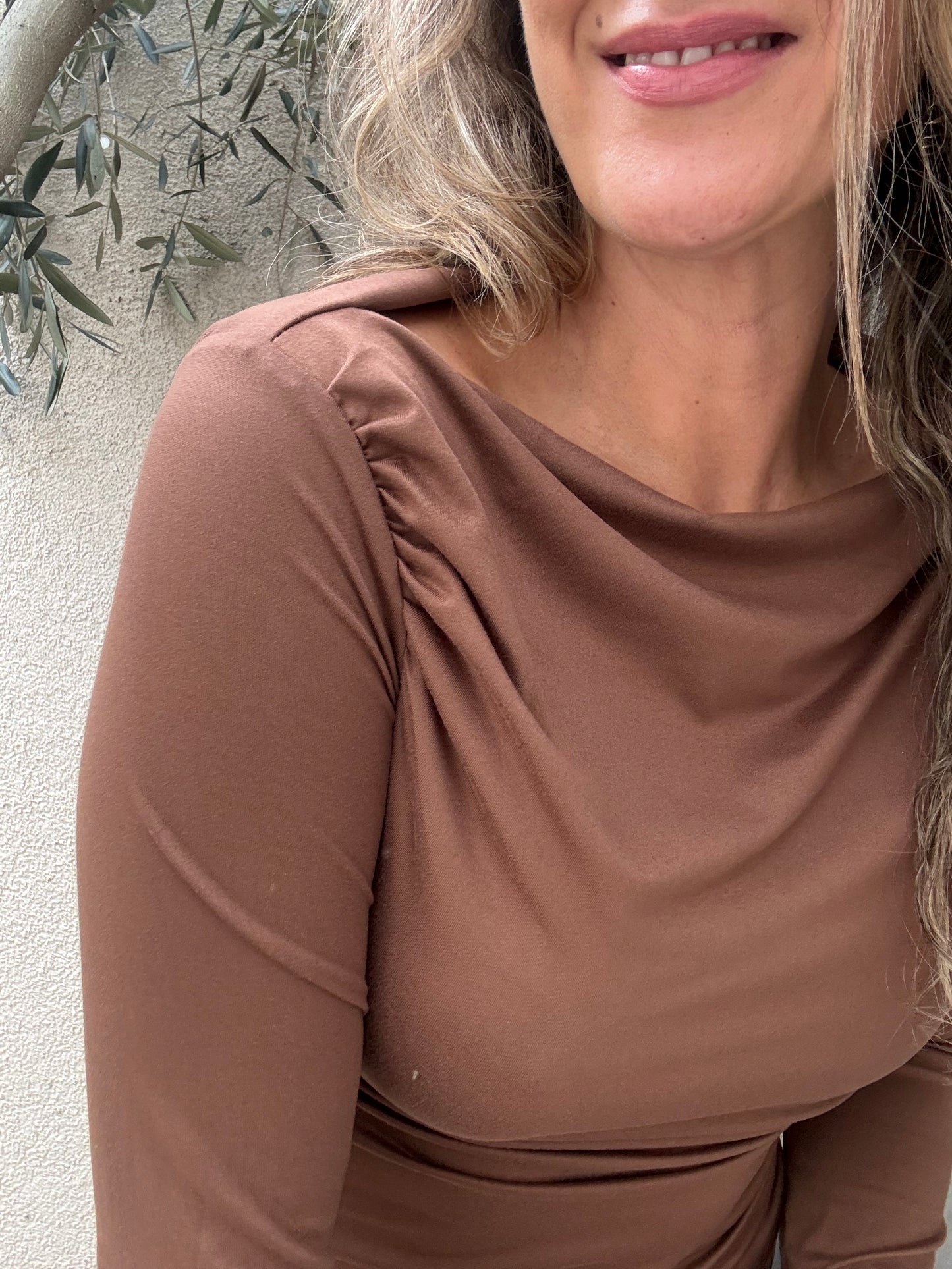 Polera drapeada café