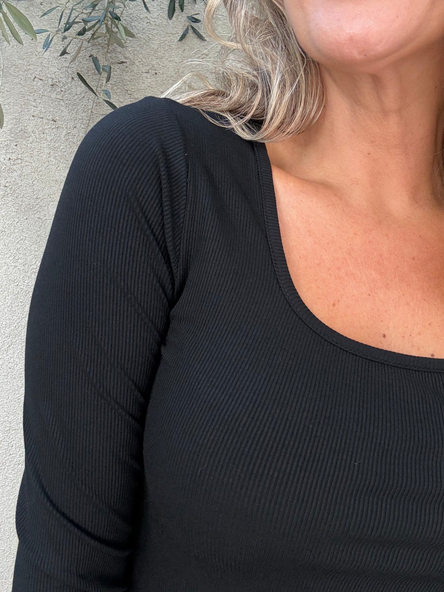 Polera básica acanalada negra
