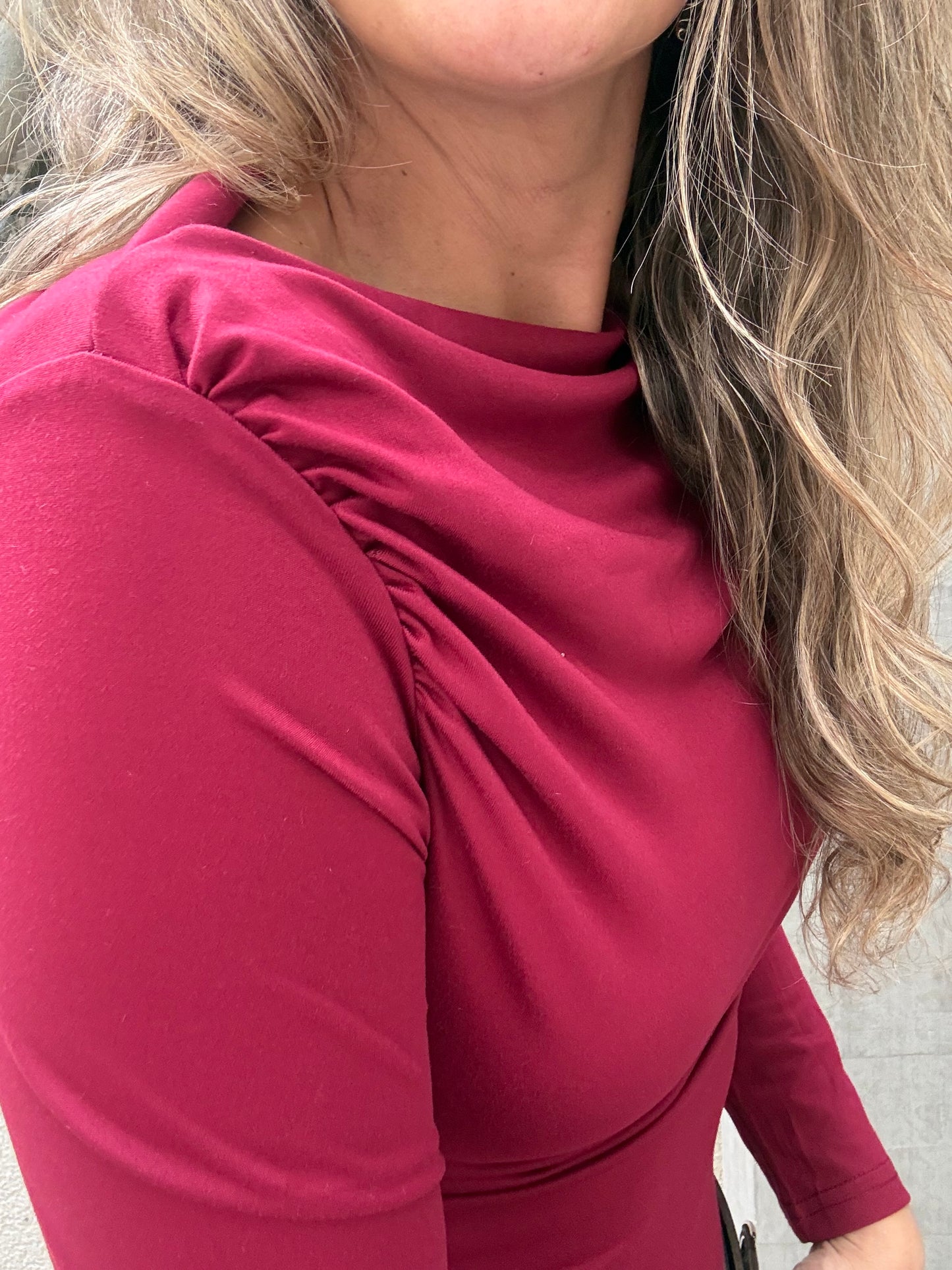 Polera drapeada burdeo