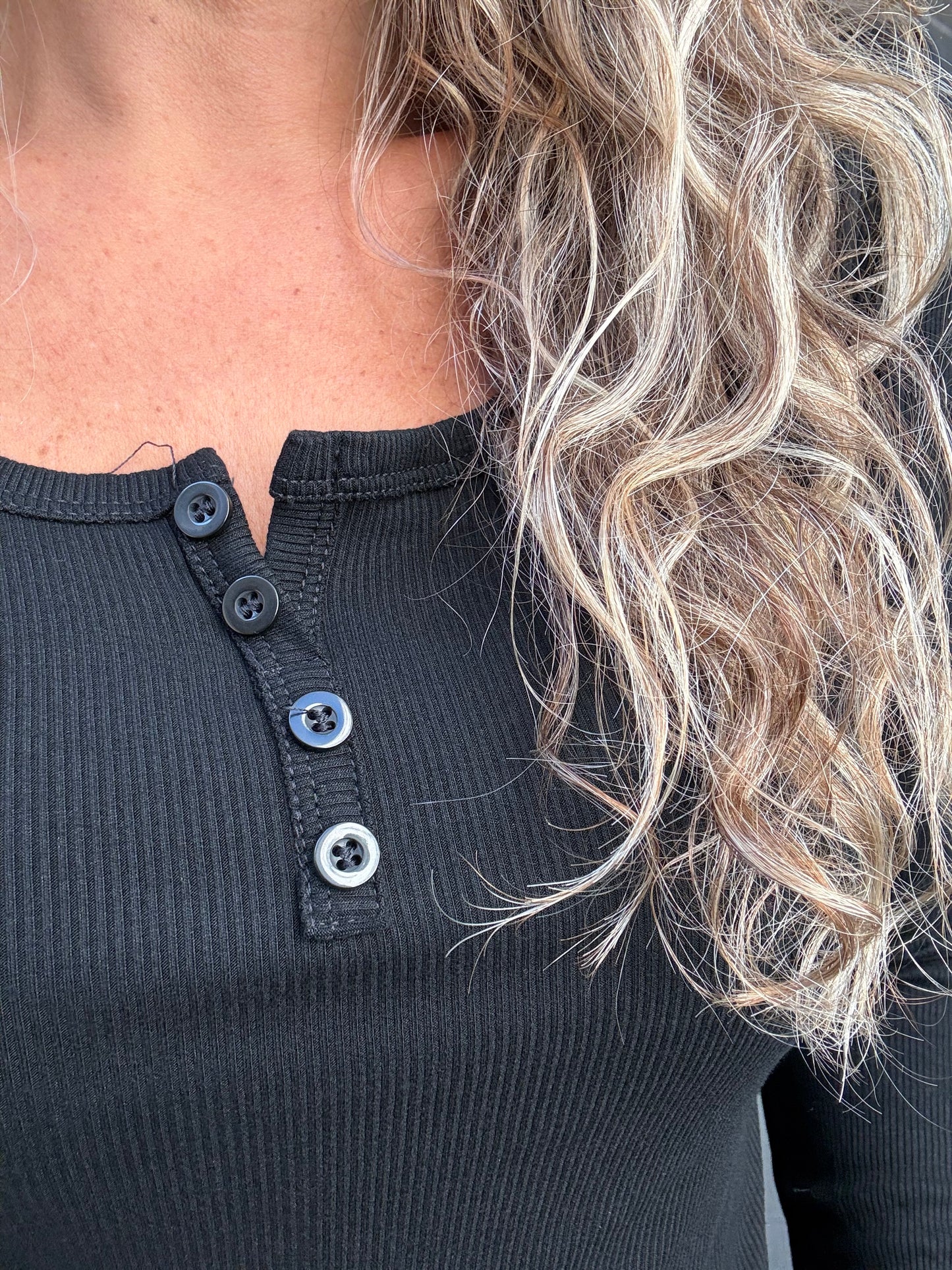 Polera básica botones negra