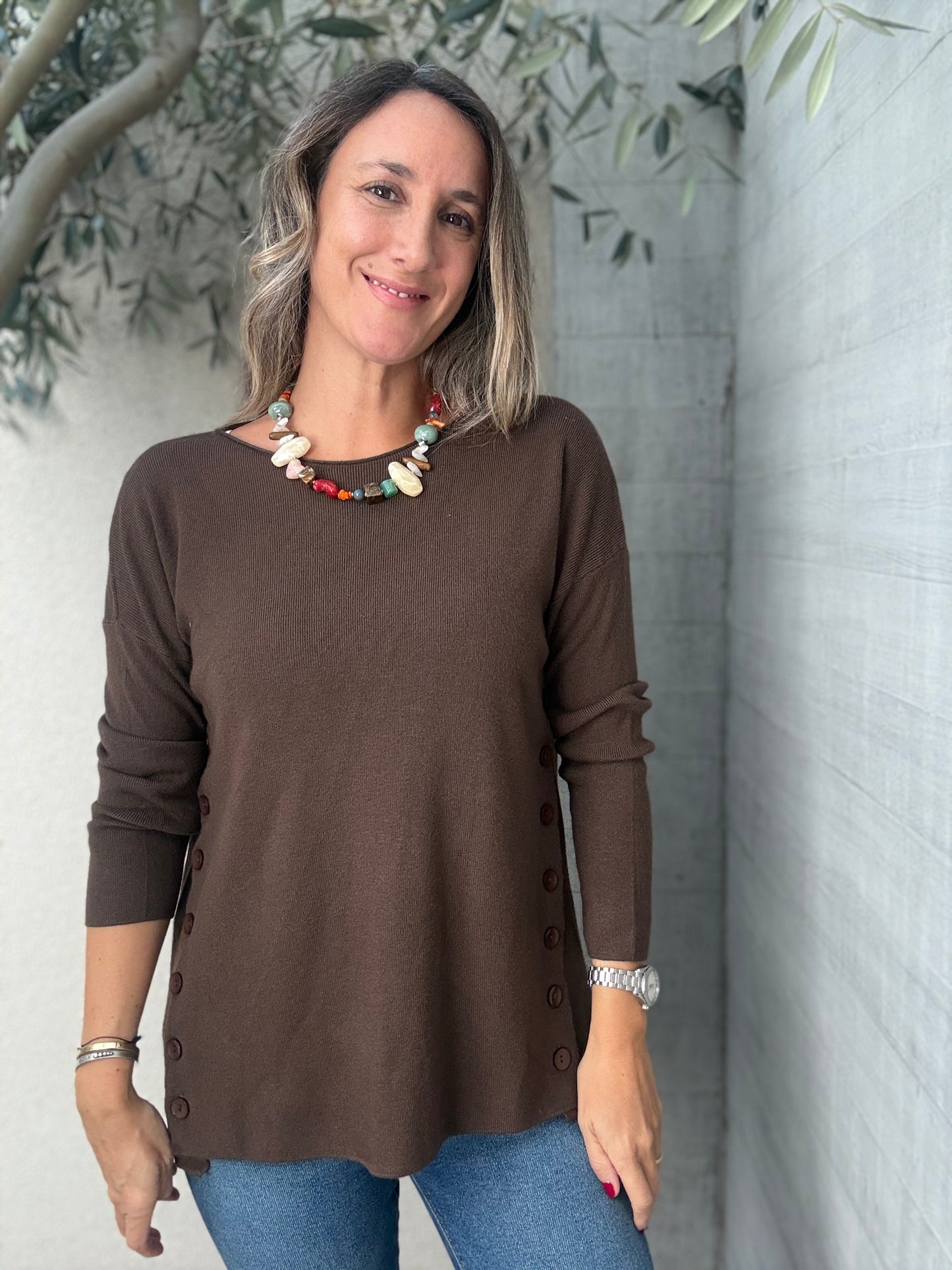 Sweater básico botones café