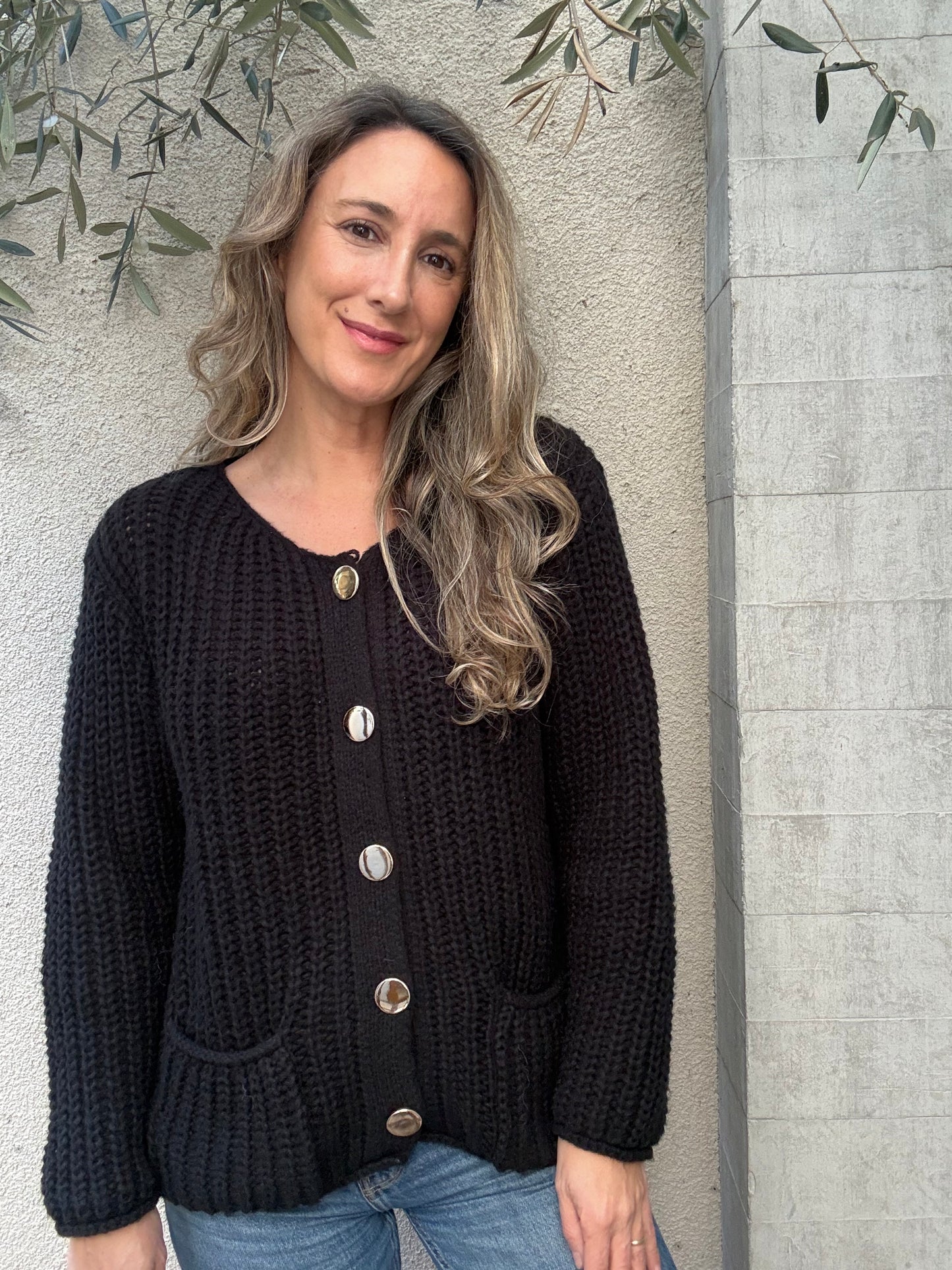 Sweater negro botón dorado