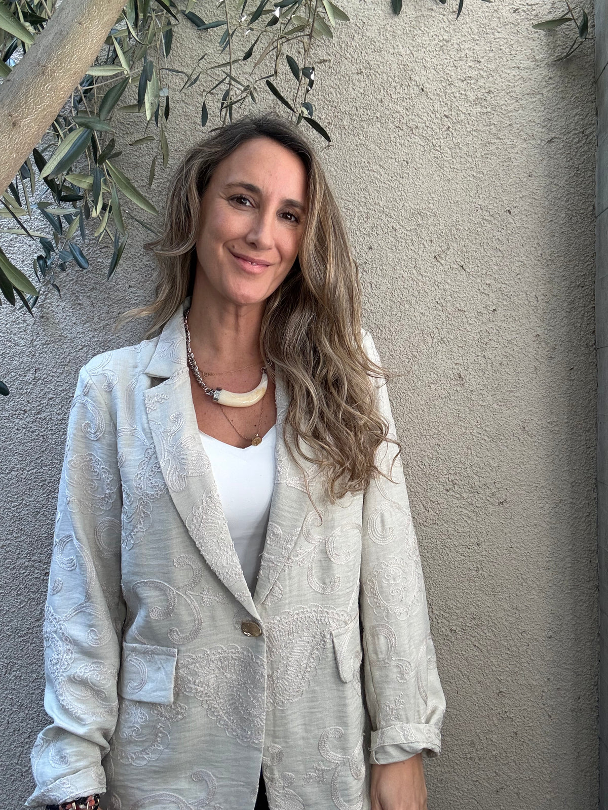 Blazer bordado beige