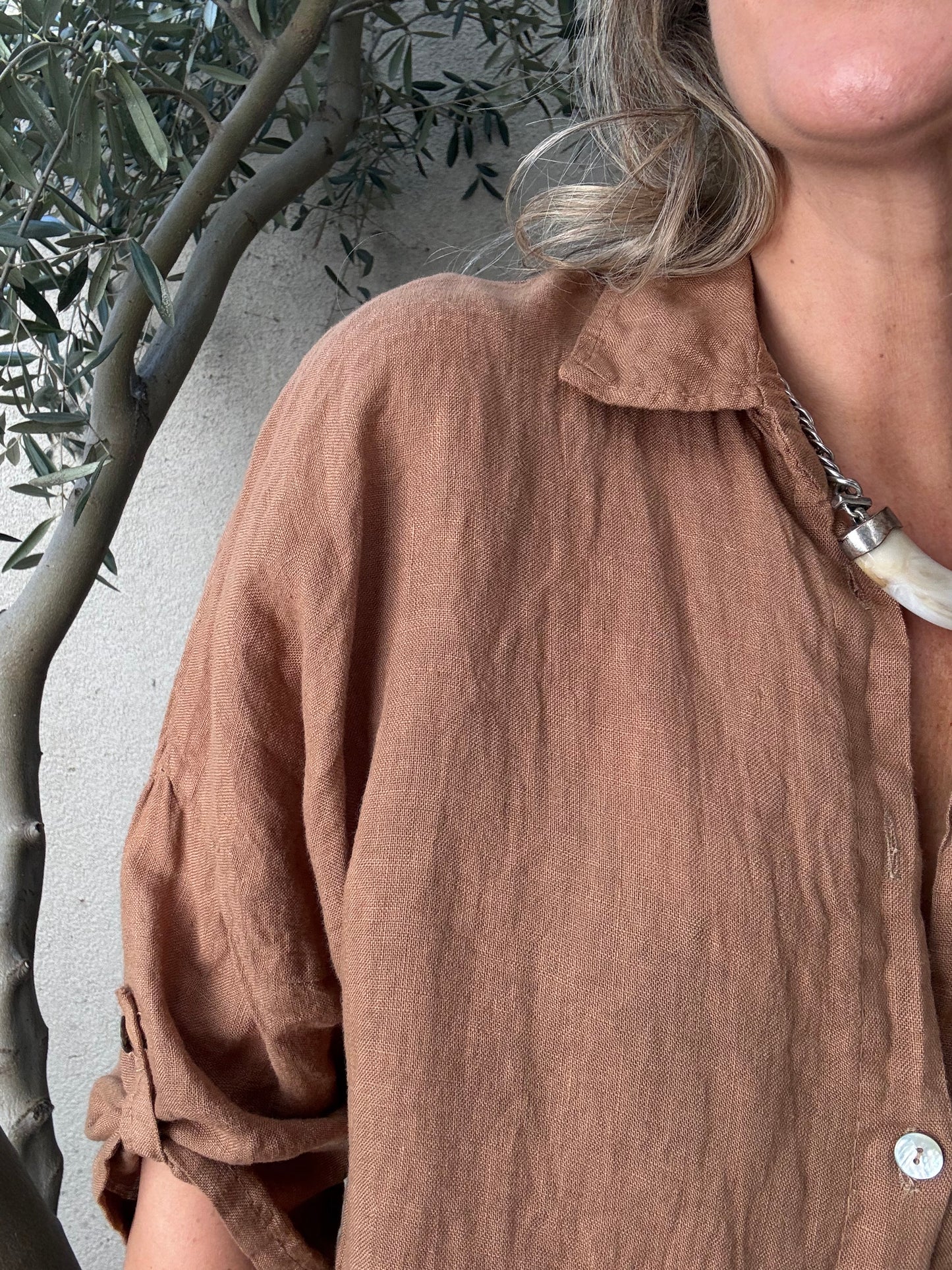 Blusa clásica 100% lino café