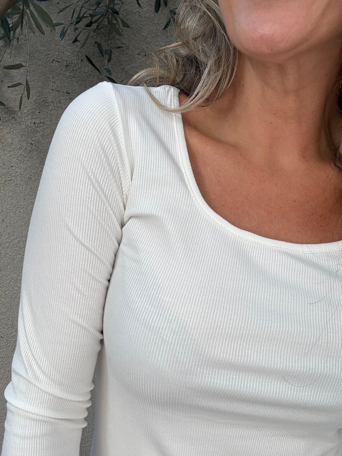 Polera básica acanalada blanca