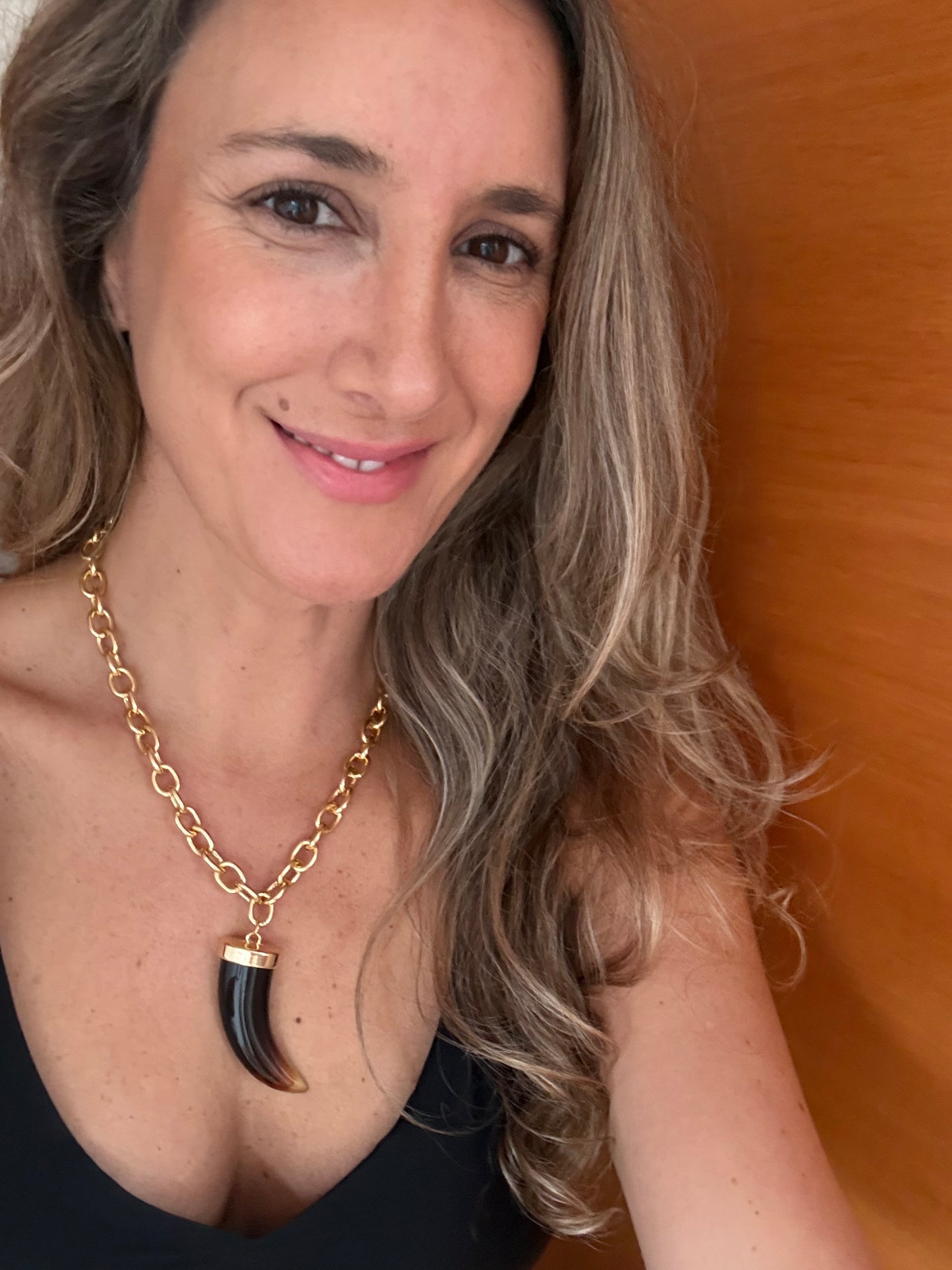 Collar cacho café