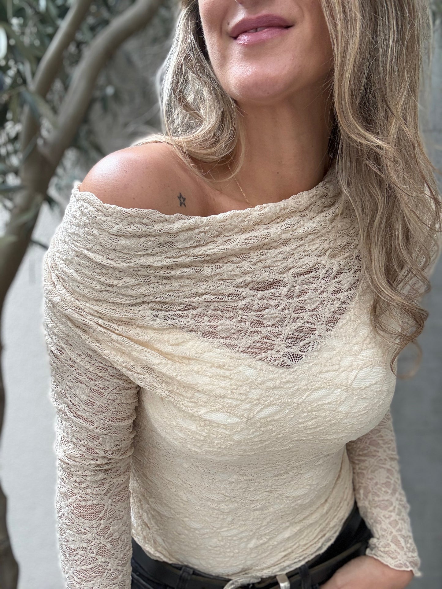 Polera encaje hombre beige