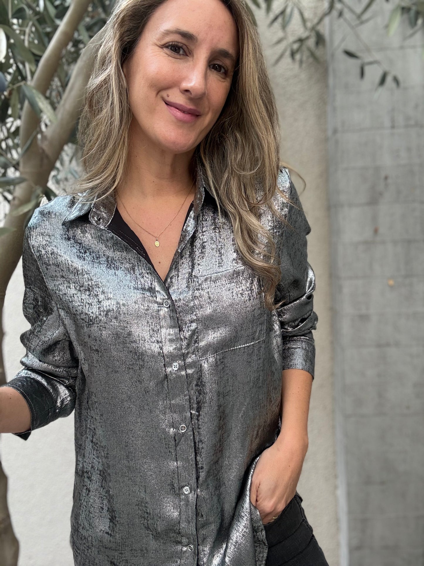Blusa metalizada plateada