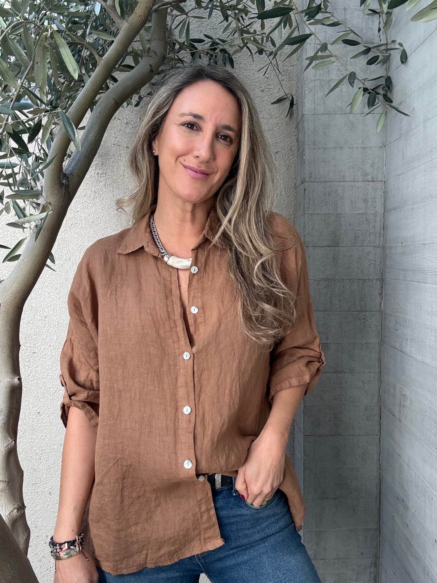 Blusa clásica 100% lino café