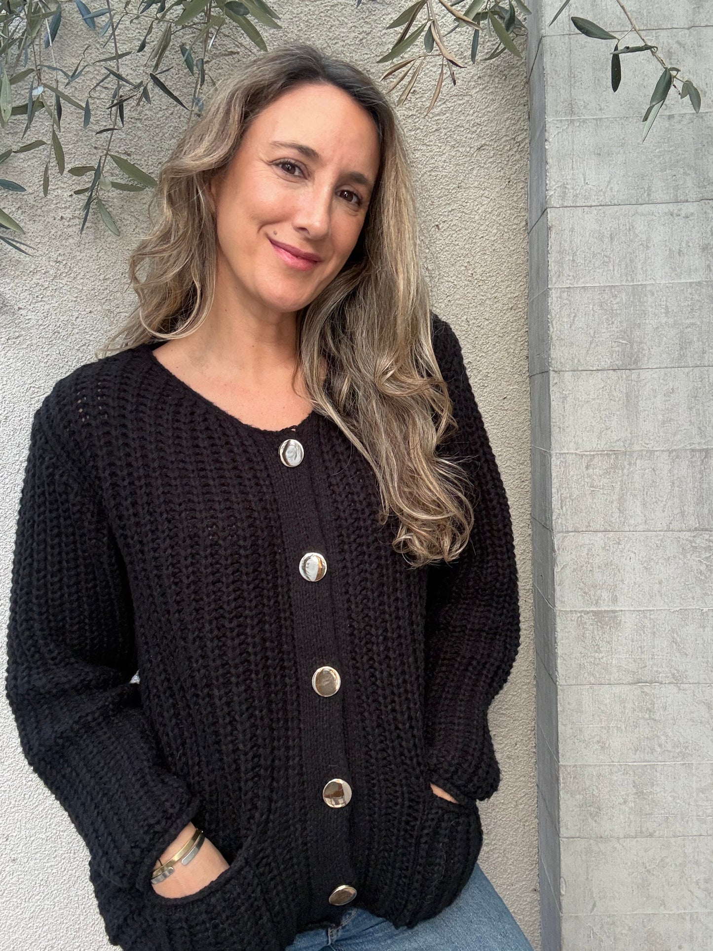 Sweater negro botón dorado