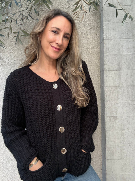 Sweater negro botón dorado