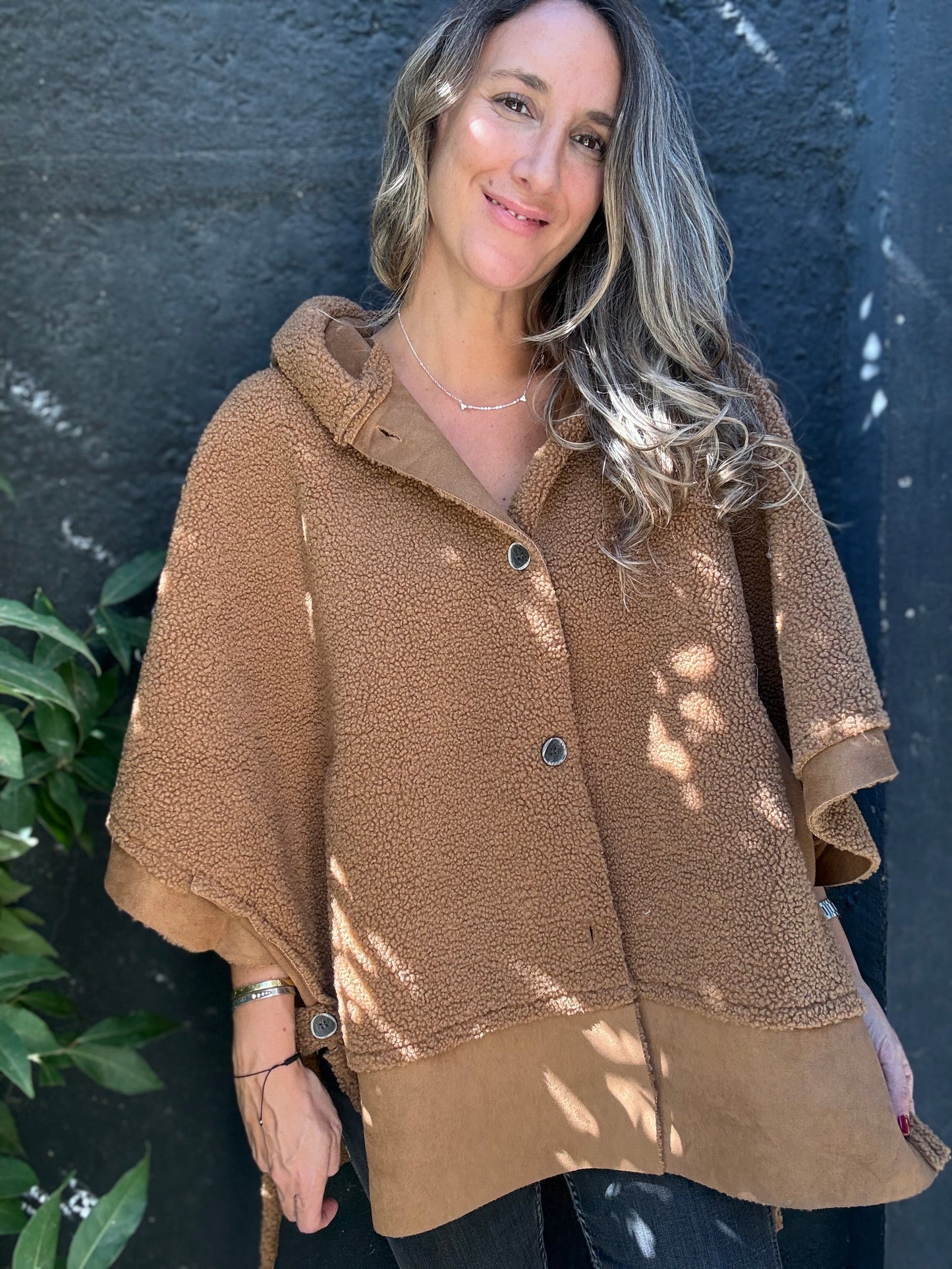 Poncho corderito camel