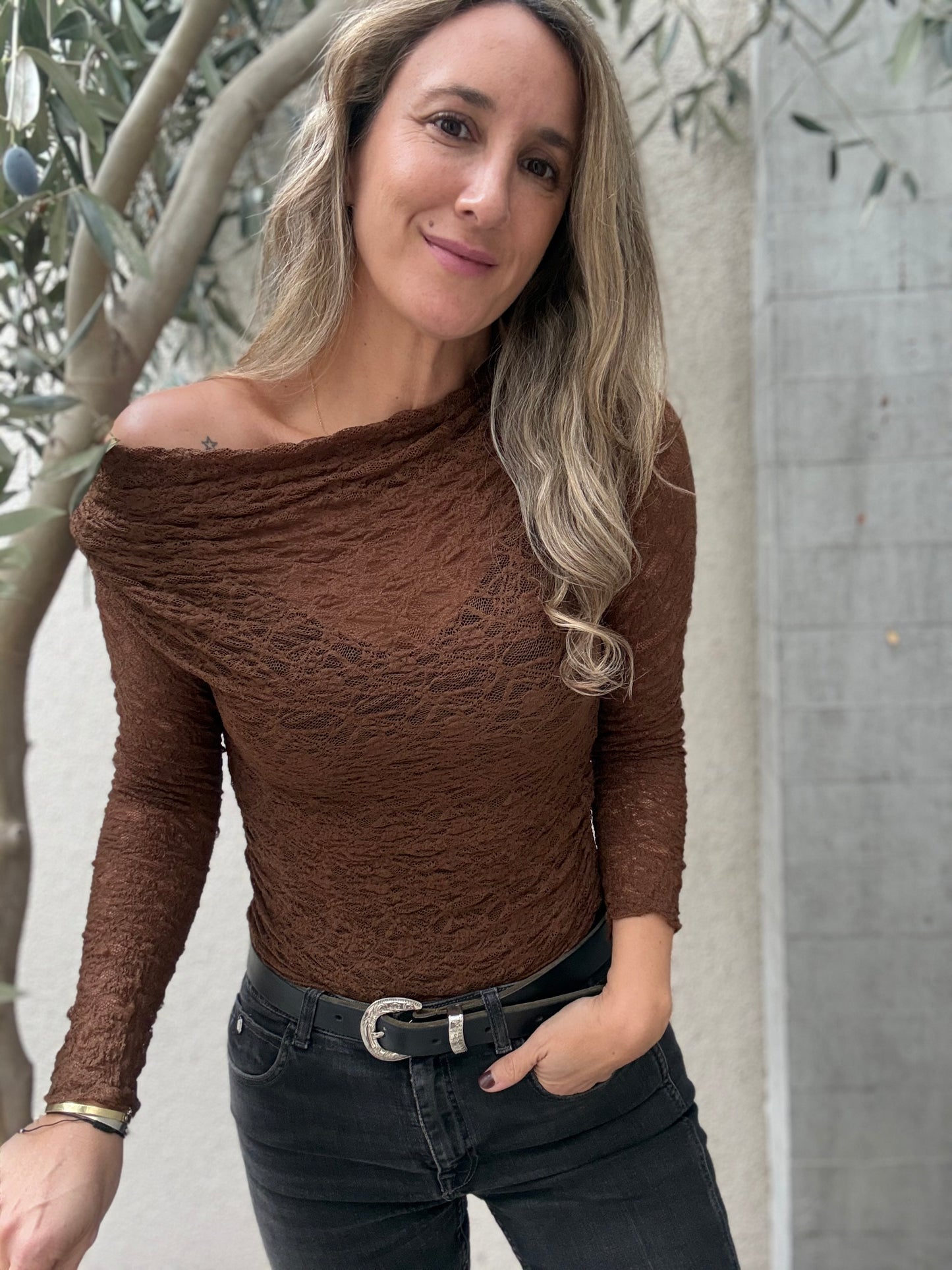 Polera encaje hombre café