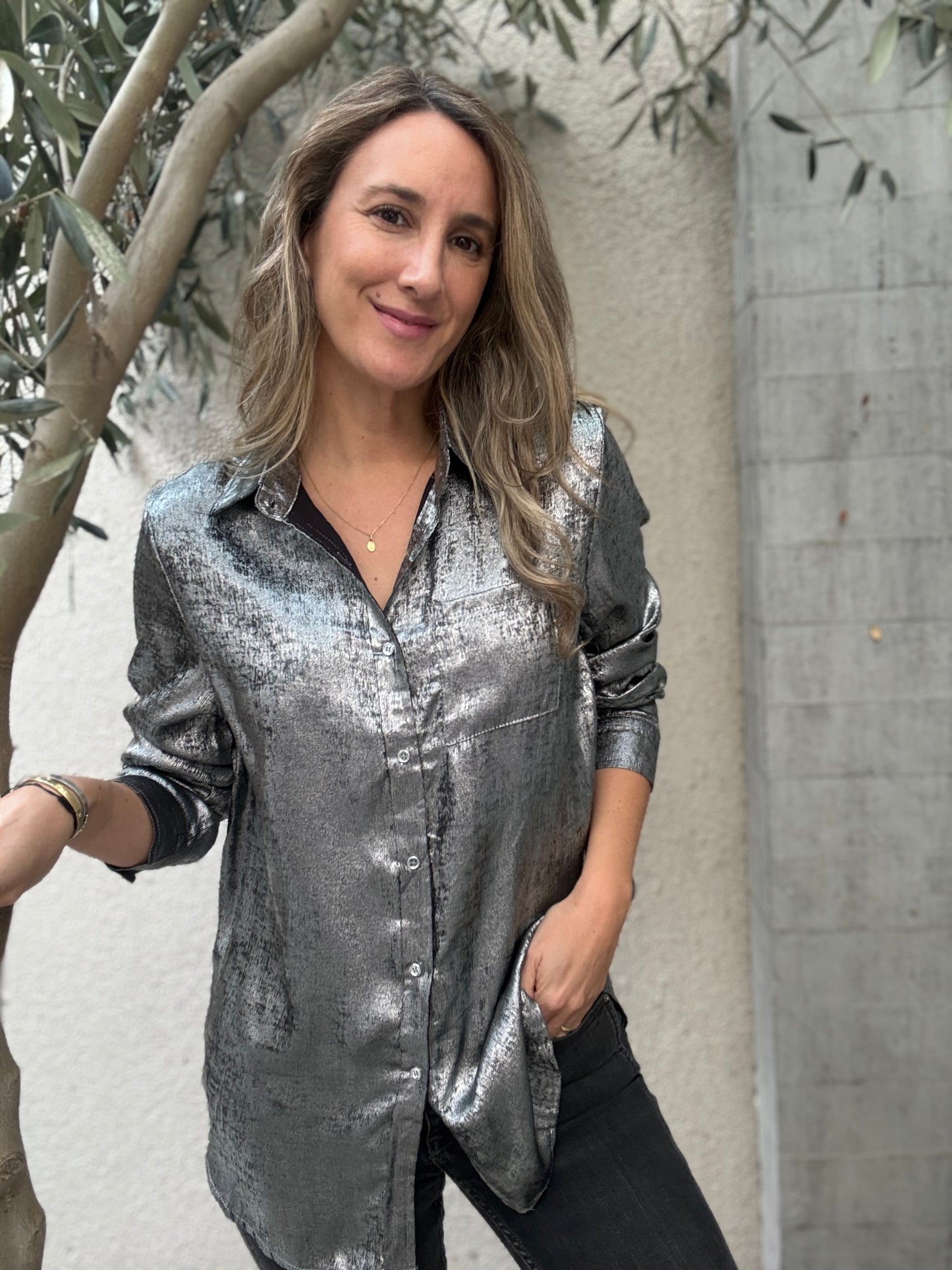 Blusa metalizada plateada