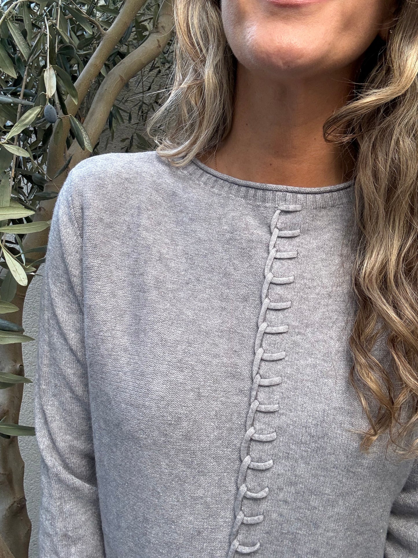 Sweater básico ribete gris