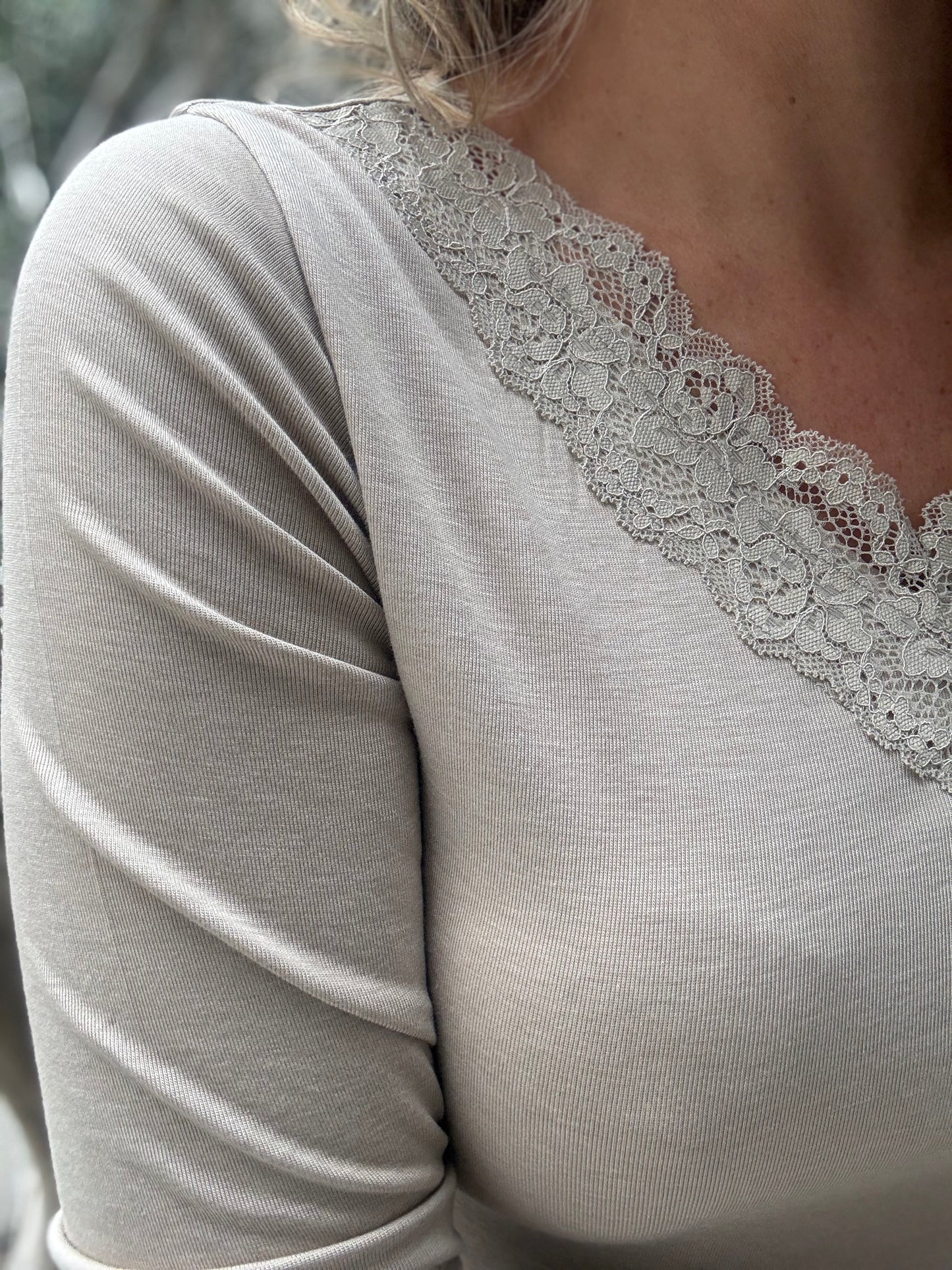 Polera encaje beige