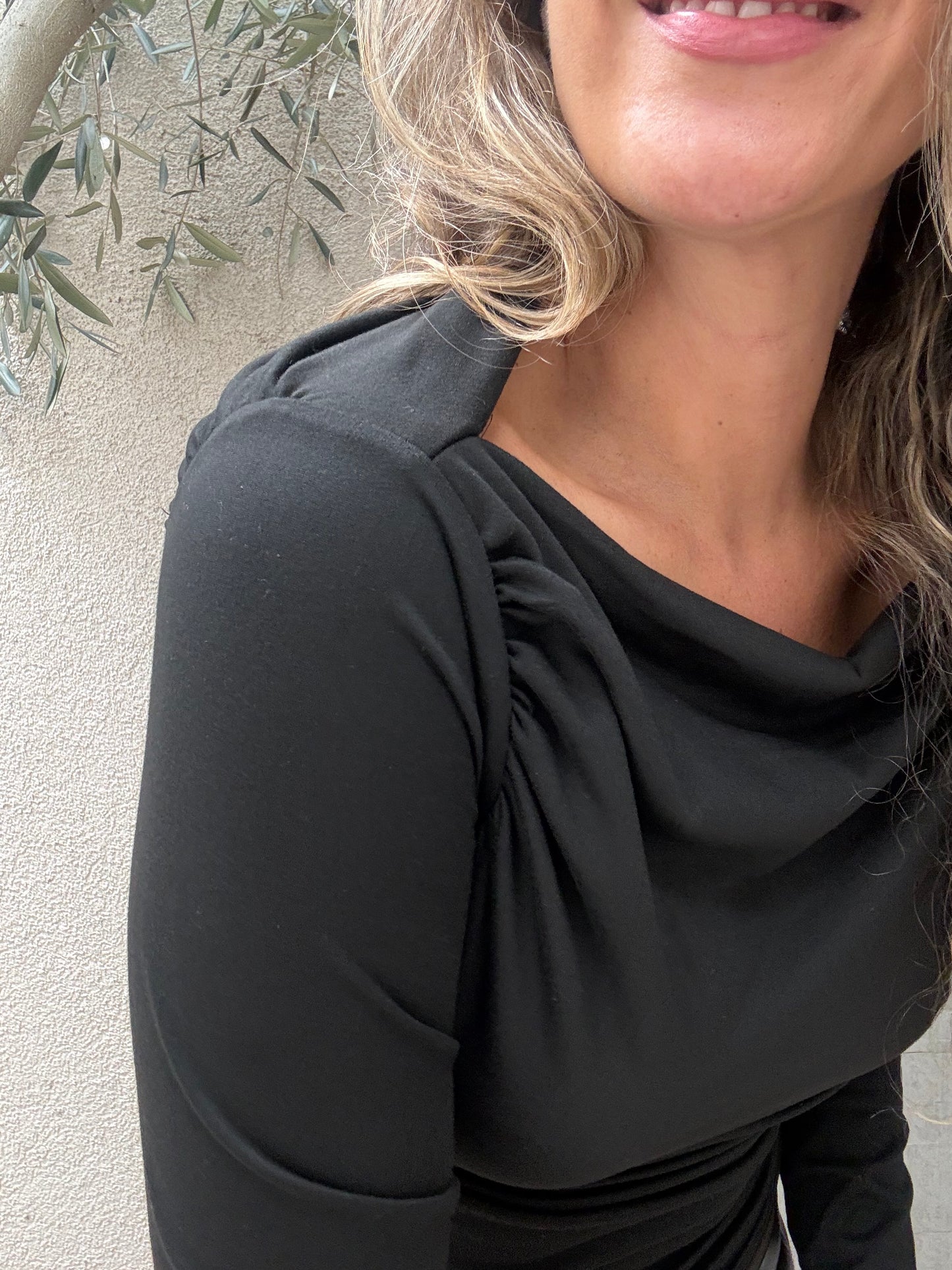 Polera drapeada negro