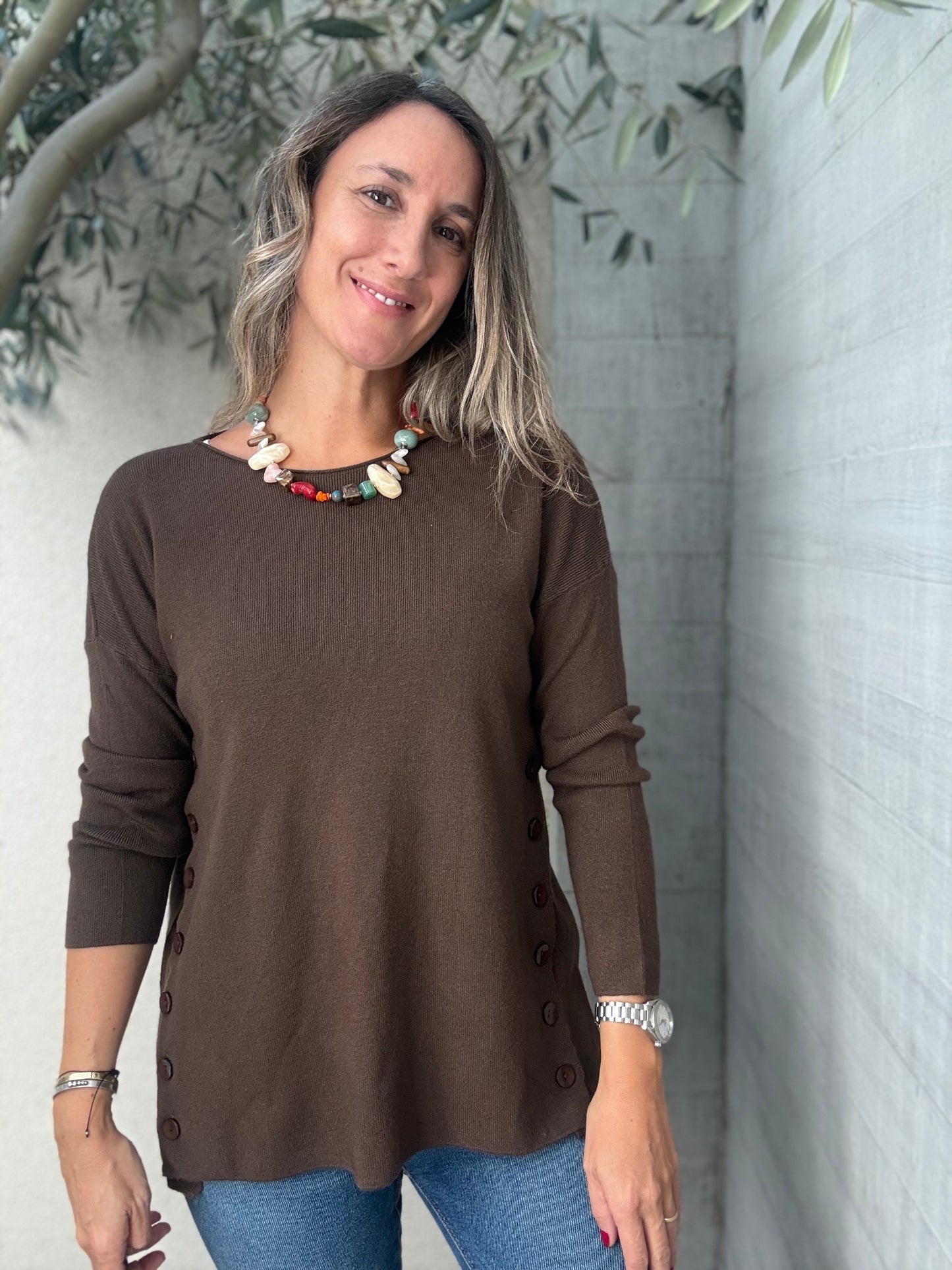 Sweater básico botones café