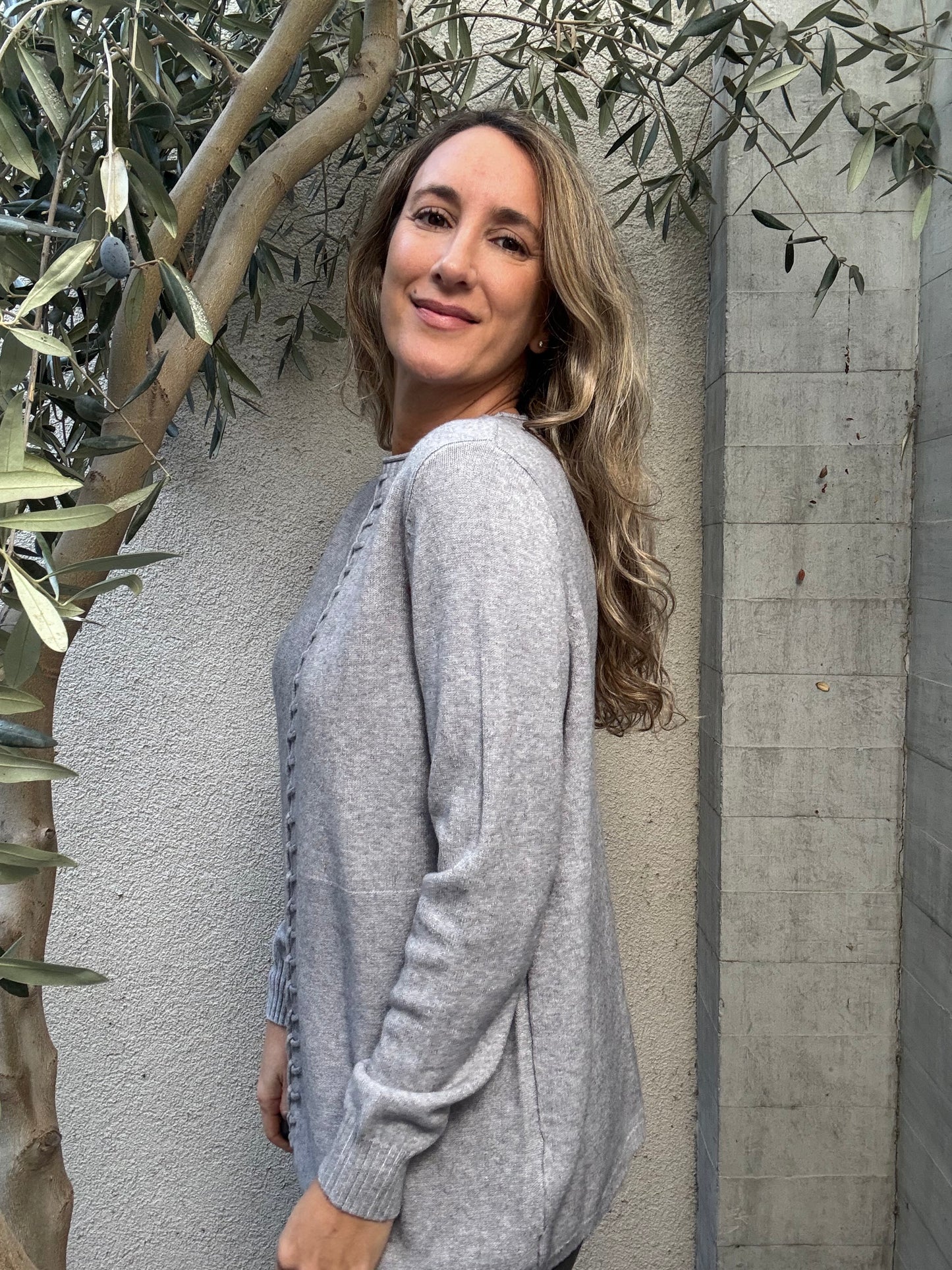 Sweater básico ribete gris