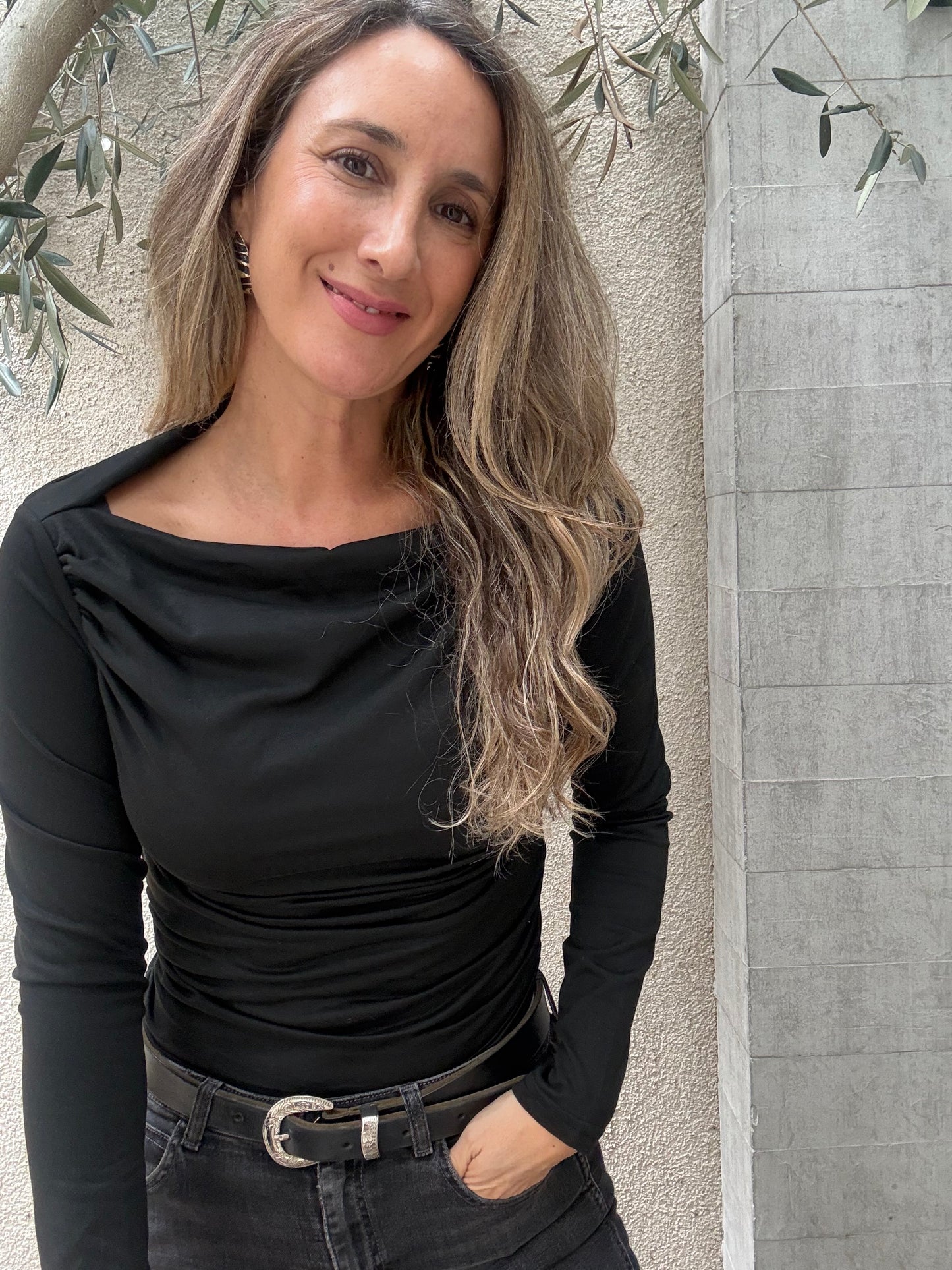 Polera drapeada negro
