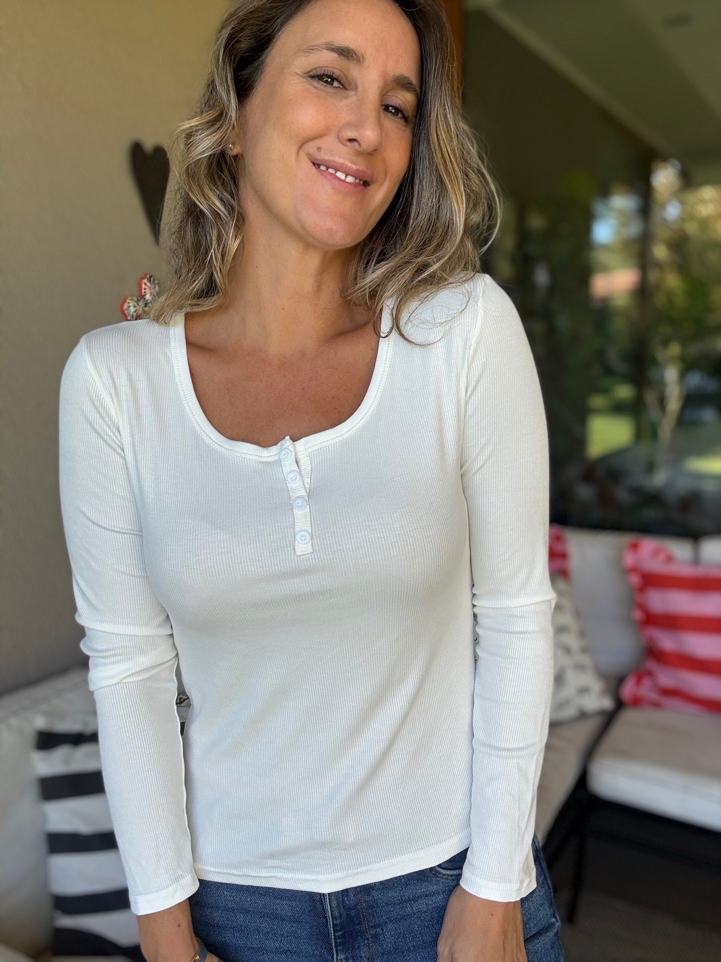 Polera básica botones blanca