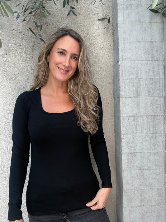Polera básica acanalada negra