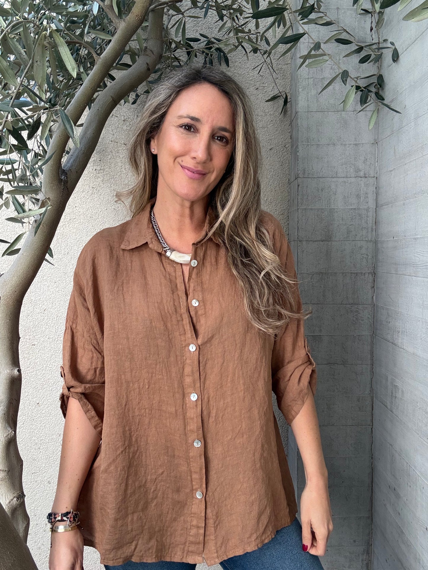 Blusa clásica 100% lino café