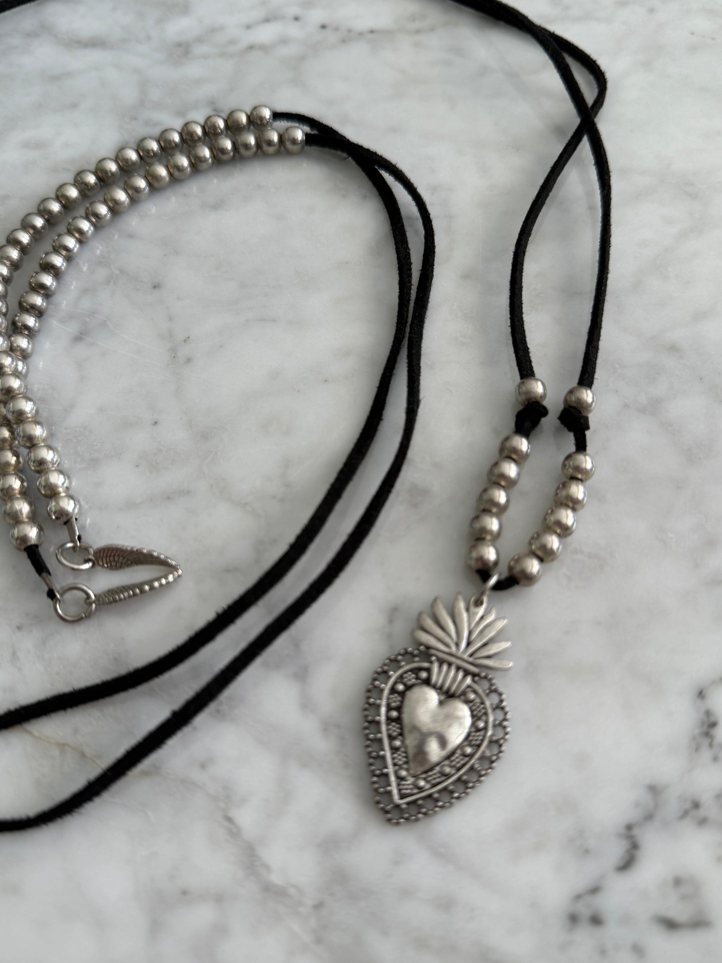 Collar gamuza sagrado