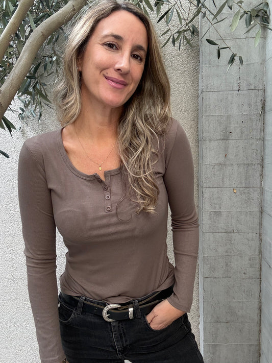 Polera básica botones café