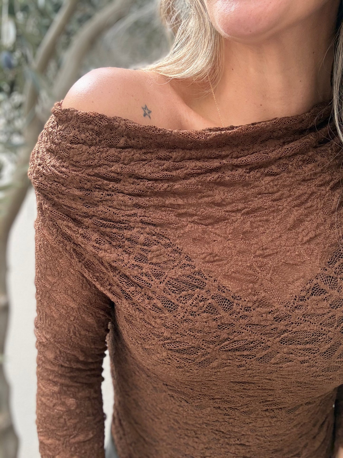 Polera encaje hombre café