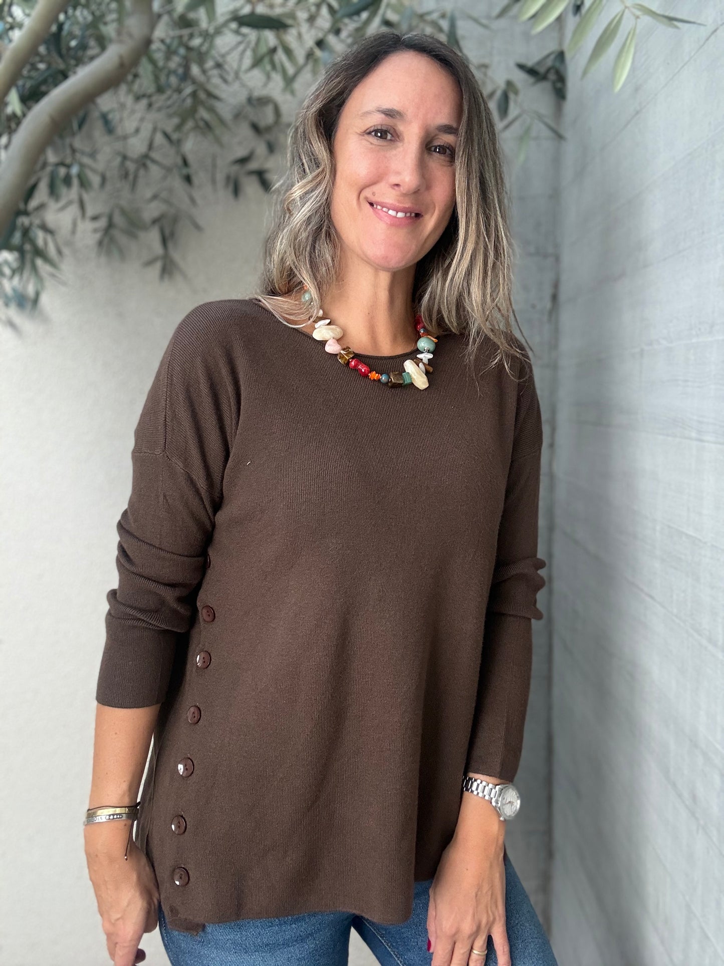 Sweater básico botones café