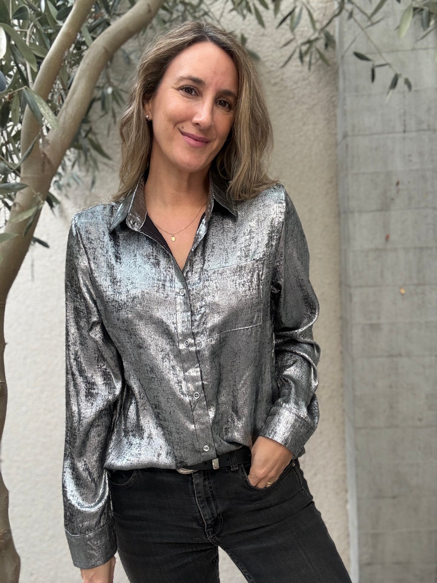 Blusa metalizada plateada