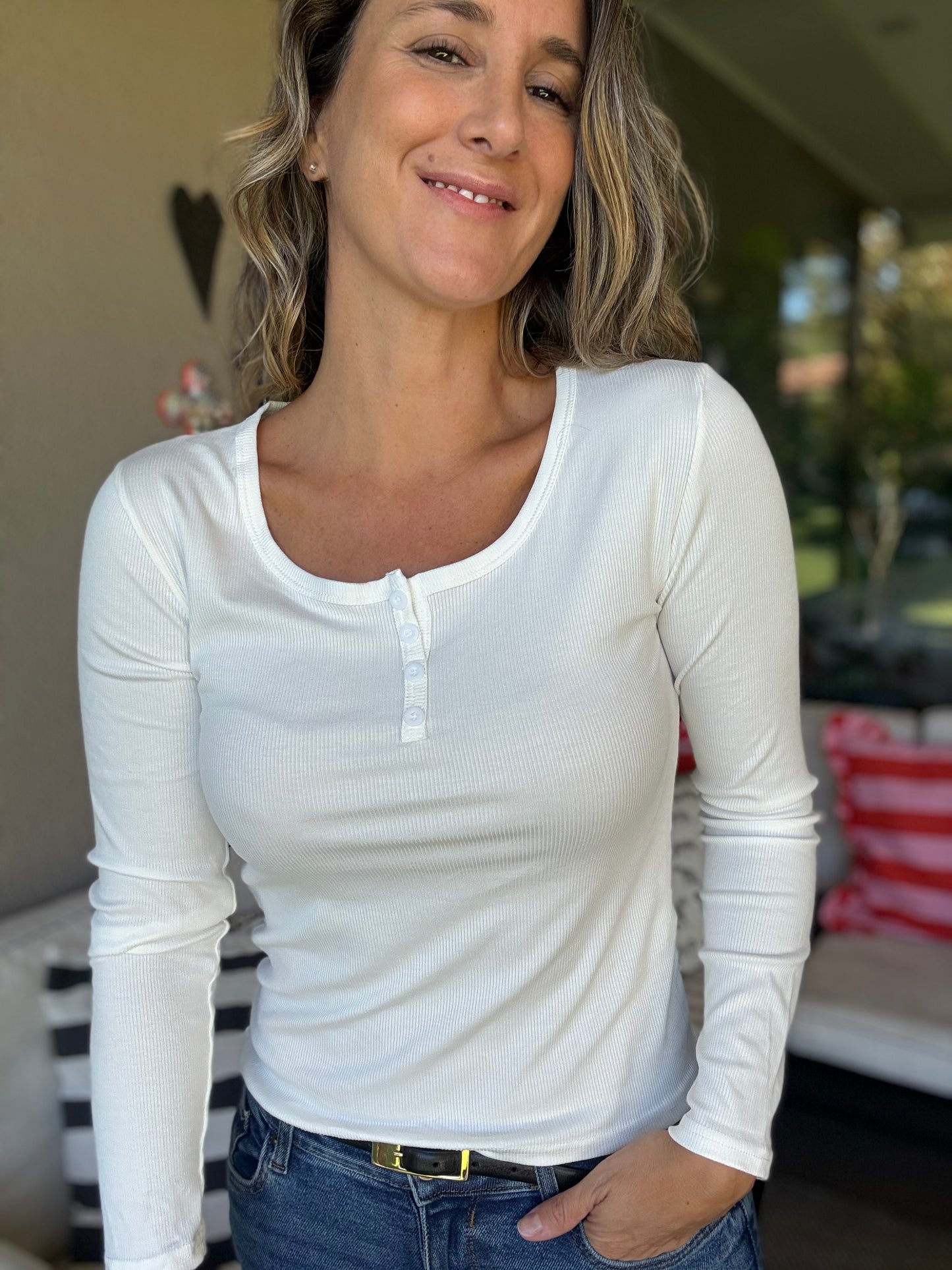 Polera básica botones blanca