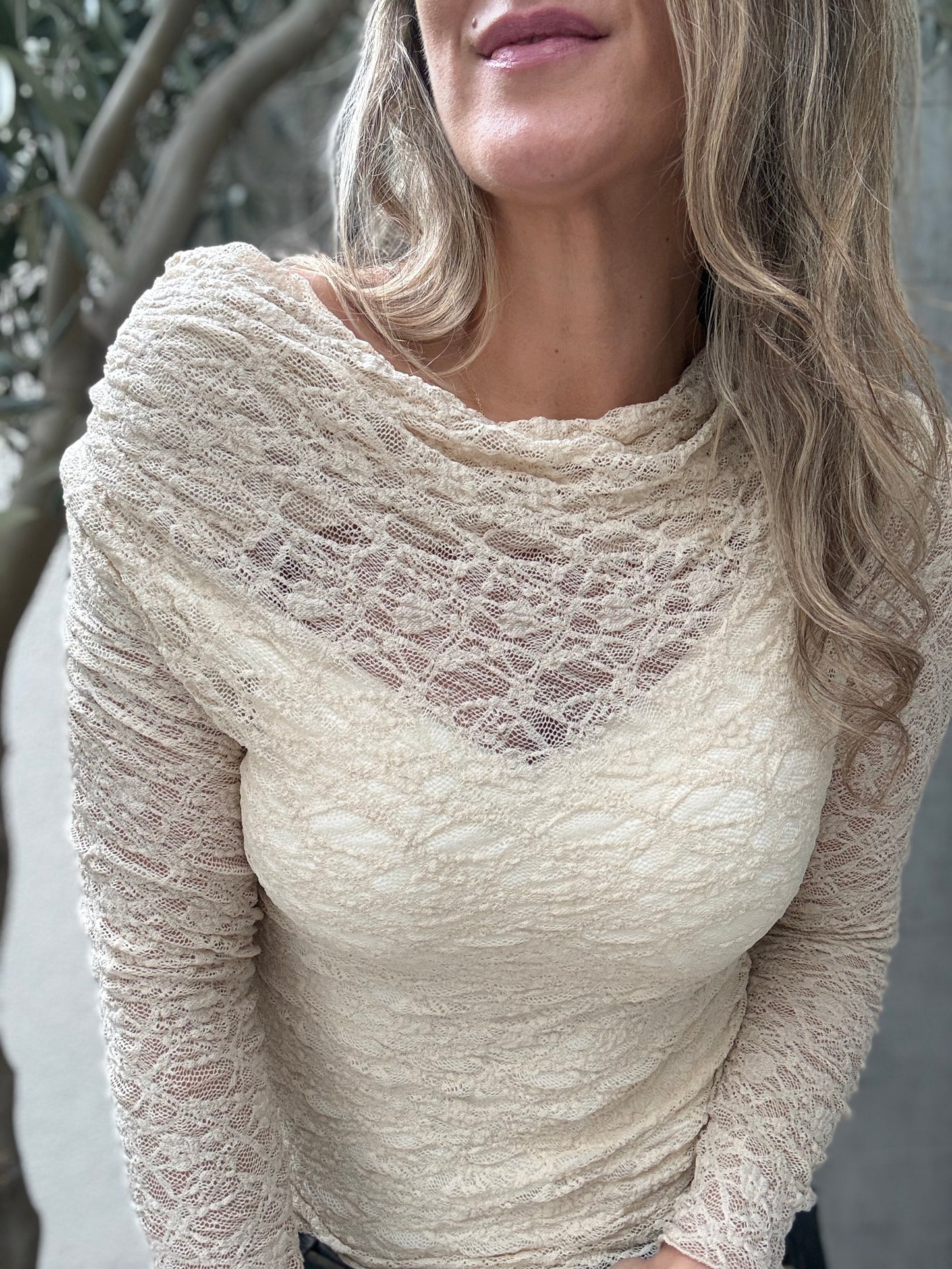 Polera encaje hombre beige